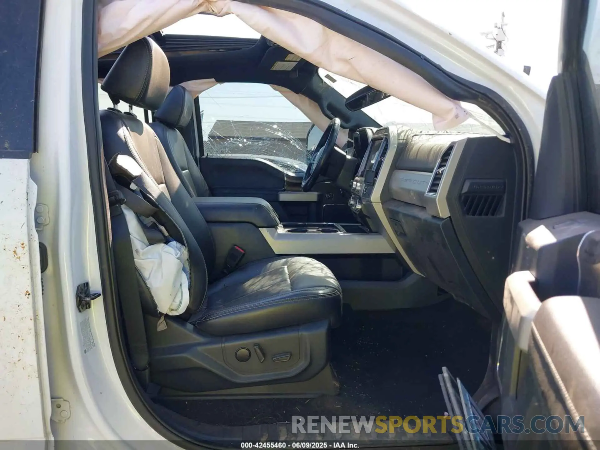 5 Photograph of a damaged car 1FT8W3BT1NEF84672 FORD F-350 2022