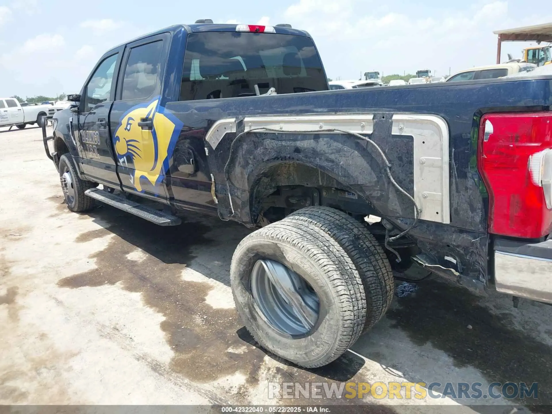 6 Photograph of a damaged car 1FT8W3DN5NEE81592 FORD F-350 2022