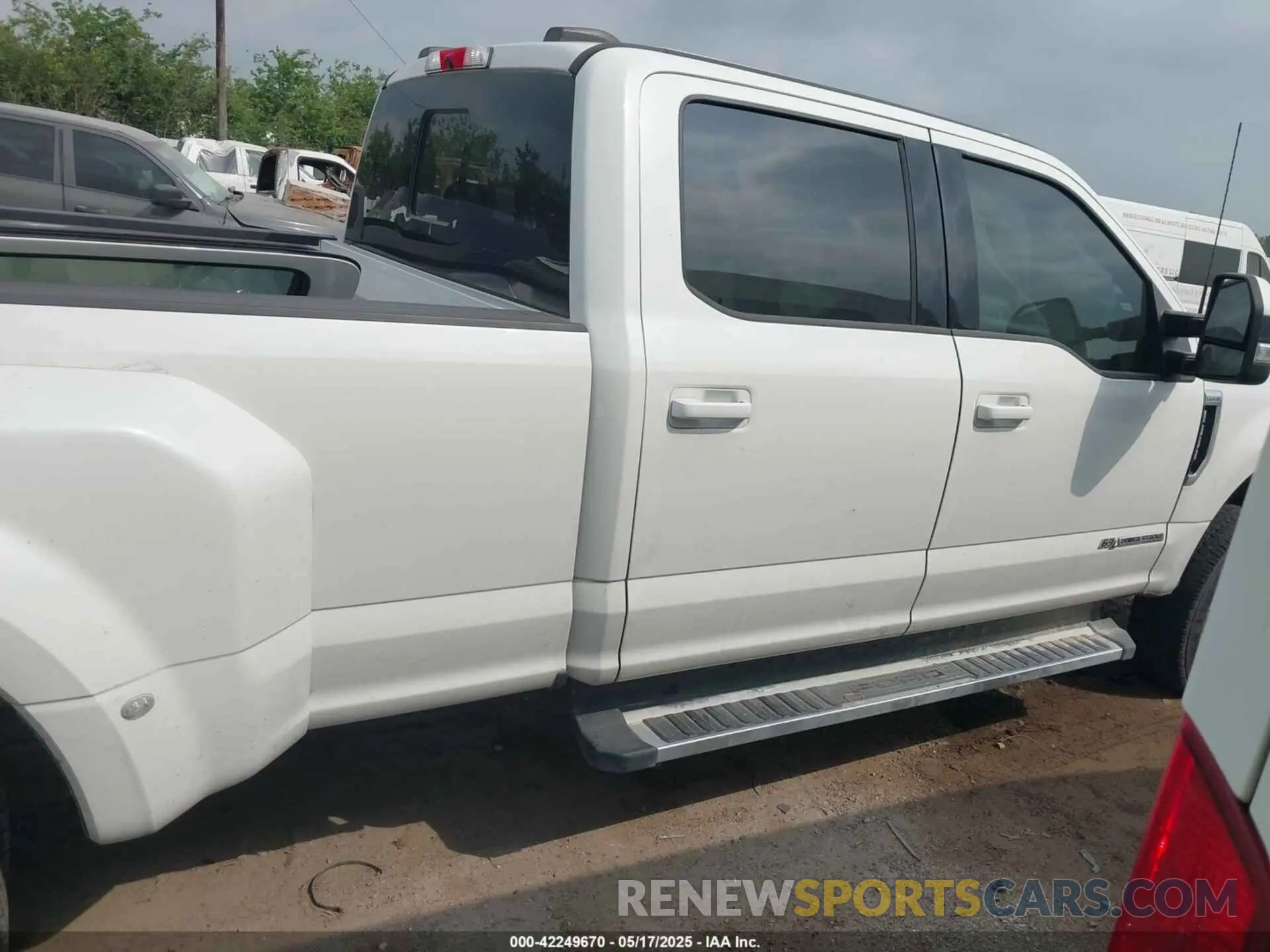 14 Photograph of a damaged car 1FT8W3DT7NEG33242 FORD F-350 2022