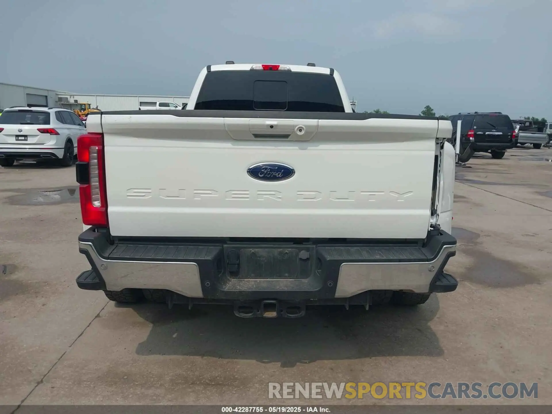 15 Photograph of a damaged car 1FT8W3DT8PED45779 FORD F-350 2023