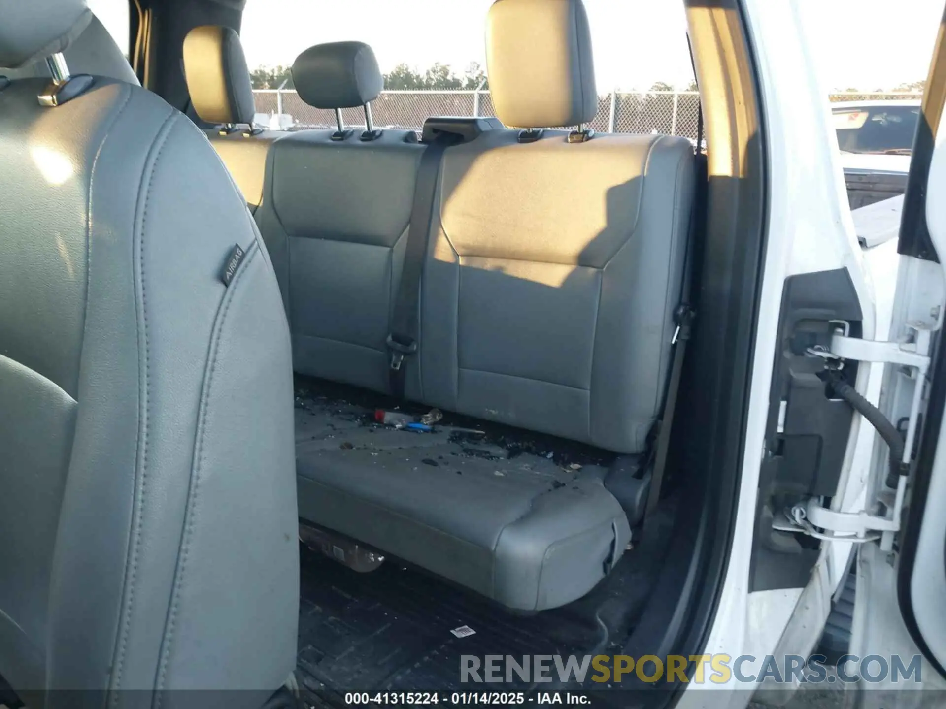 7 Photograph of a damaged car 1FT8X3BT3PED14181 FORD F-350 2023
