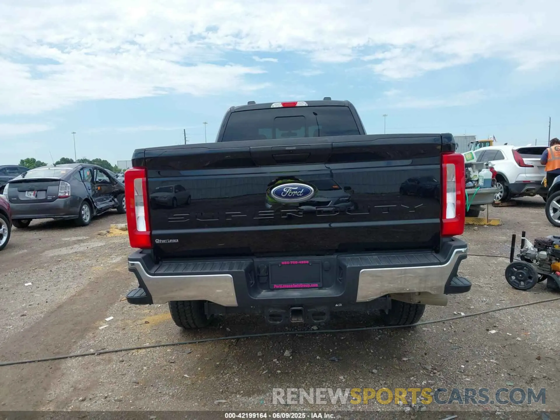 17 Photograph of a damaged car 1FT8W3BT1REF87397 FORD F-350 2024
