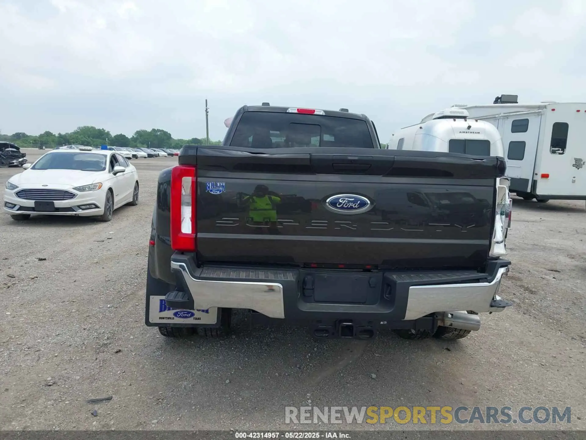 15 Photograph of a damaged car 1FT8W3DT9SEC56358 FORD F-350 2025
