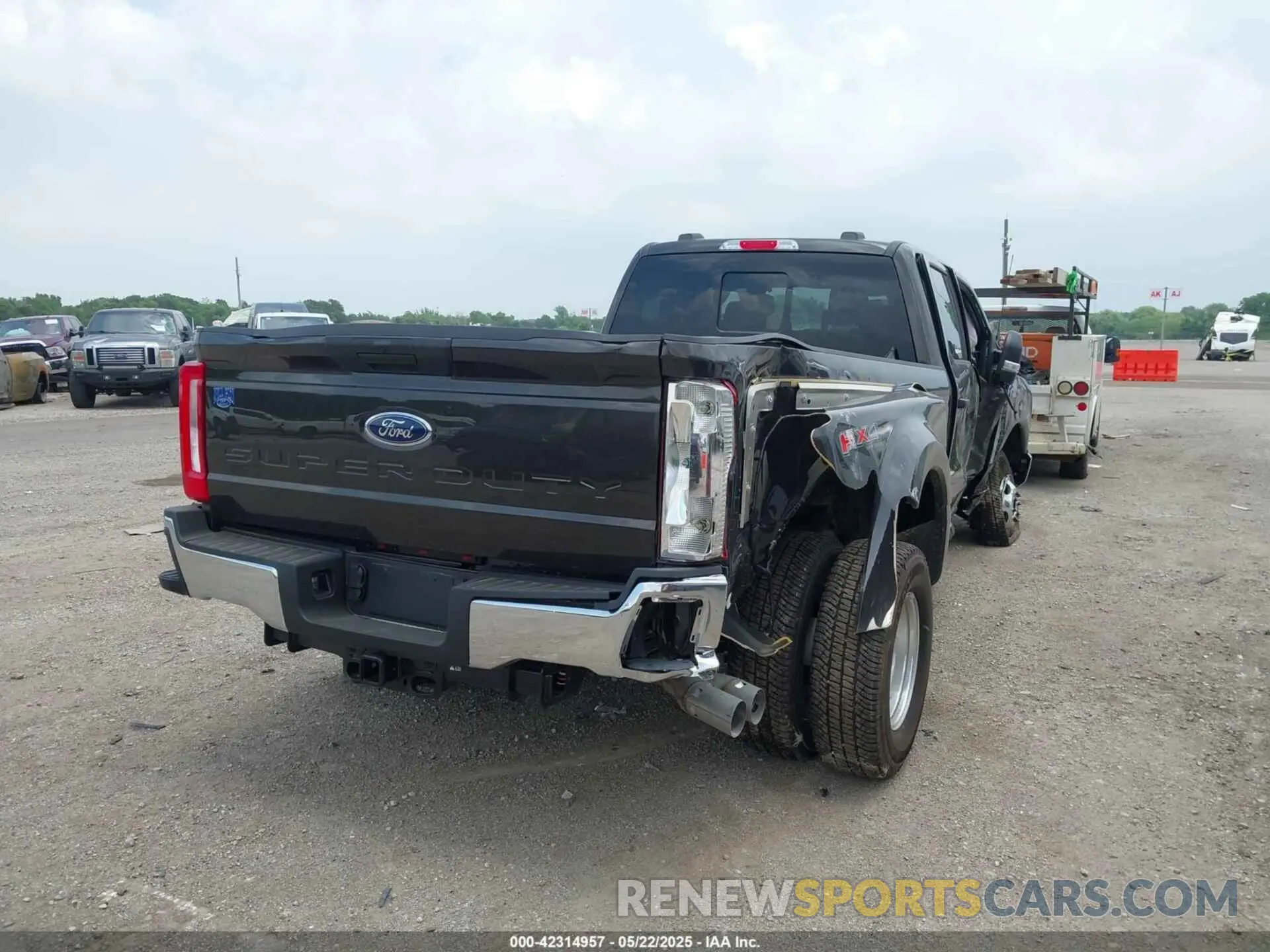 4 Photograph of a damaged car 1FT8W3DT9SEC56358 FORD F-350 2025