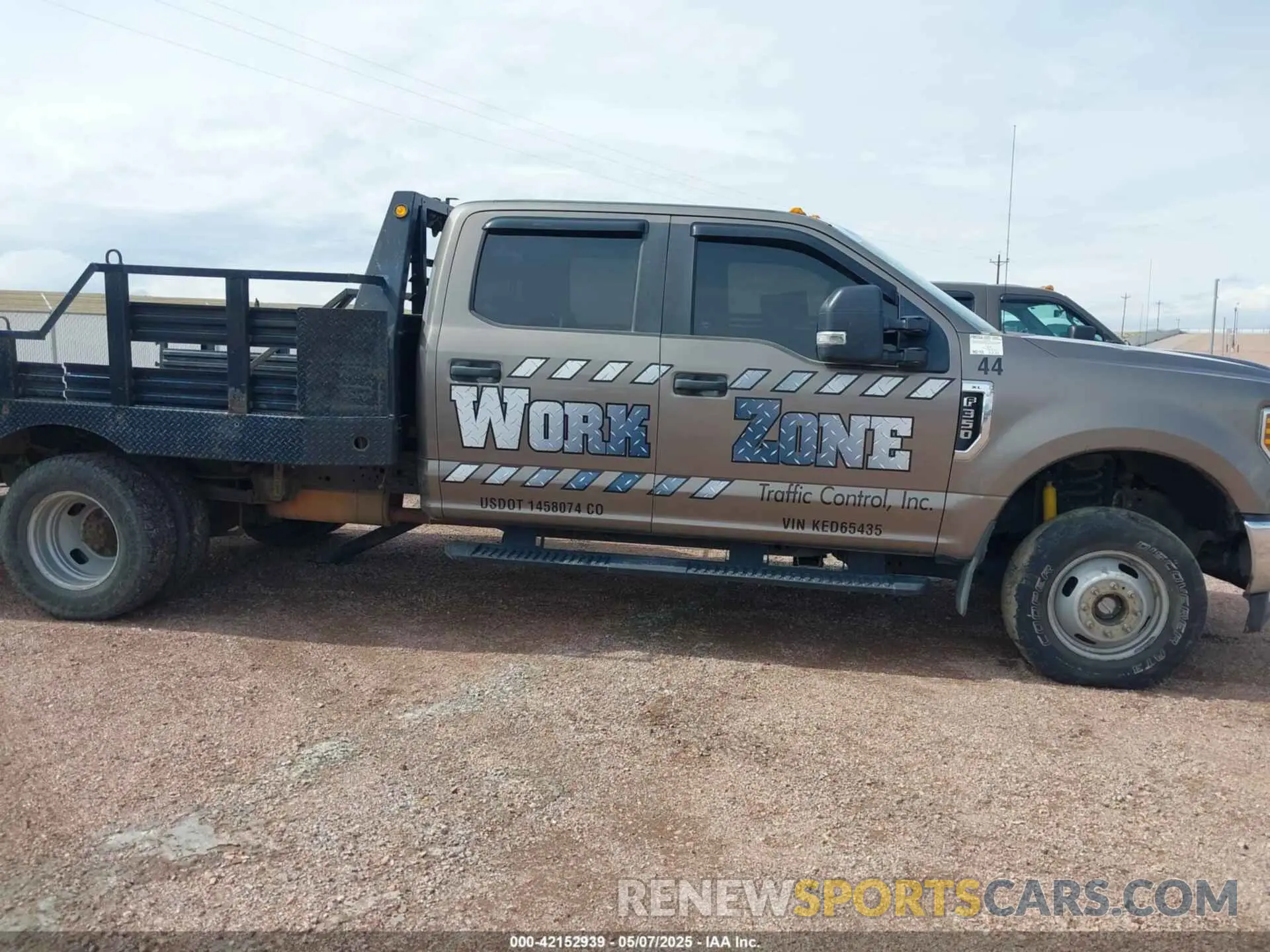 13 Photograph of a damaged car 1FD8W3H69KED65435 FORD F-350 CHASSIS 2019