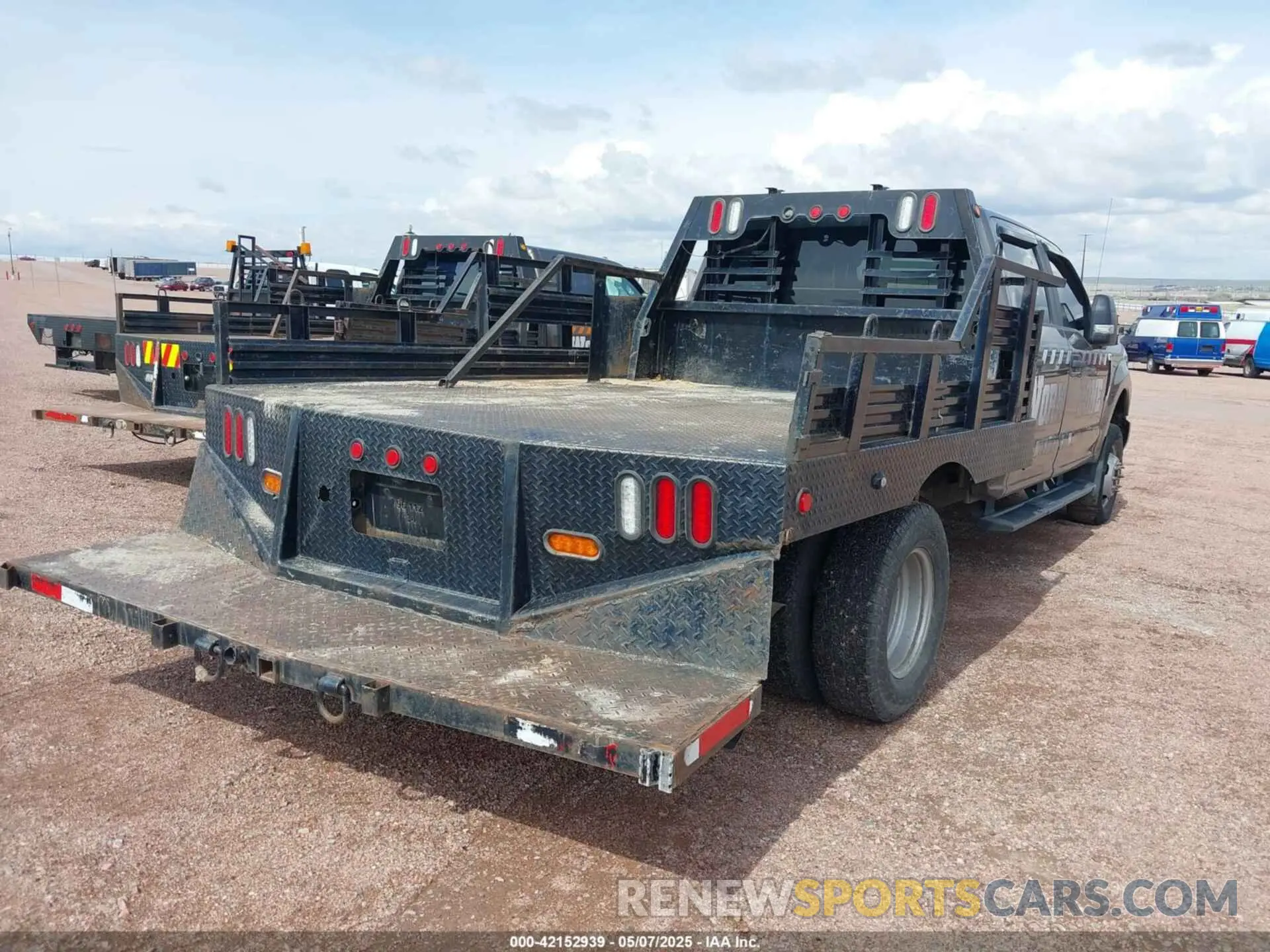 4 Photograph of a damaged car 1FD8W3H69KED65435 FORD F-350 CHASSIS 2019