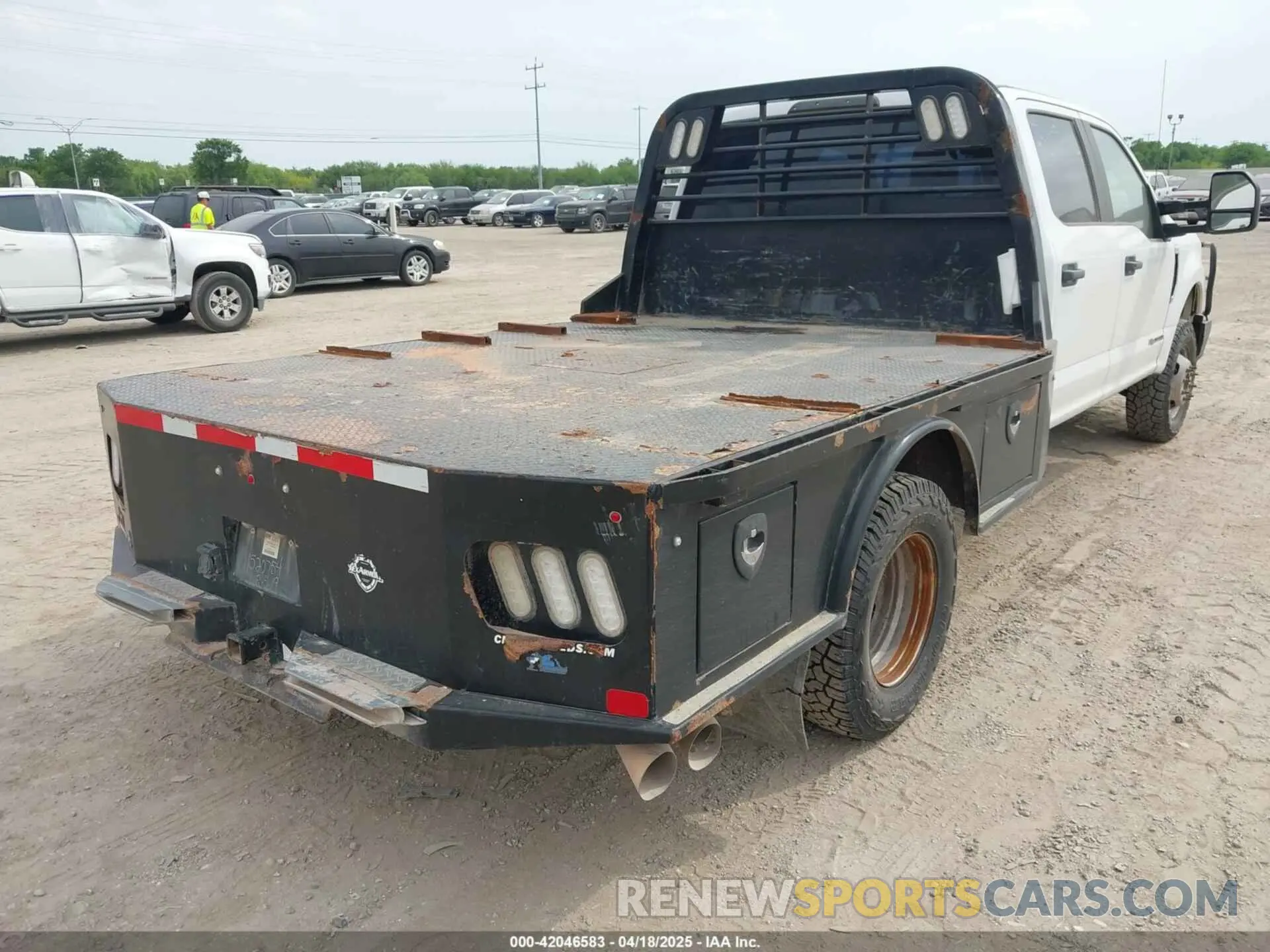 4 Photograph of a damaged car 1FD8W3HT4KEG56933 FORD F-350 CHASSIS 2019