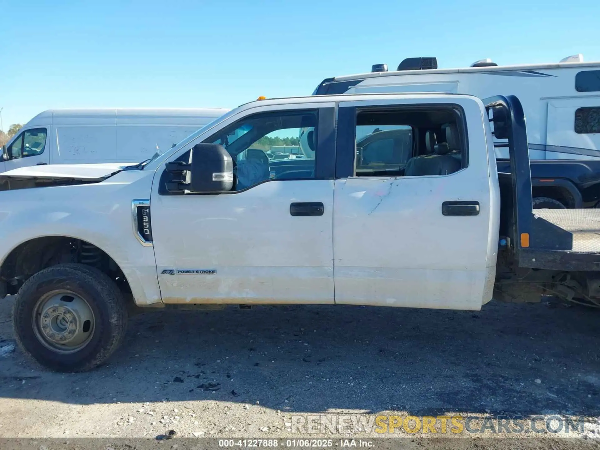 17 Photograph of a damaged car 1FD8W3HT6KEE14466 FORD F-350 CHASSIS 2019