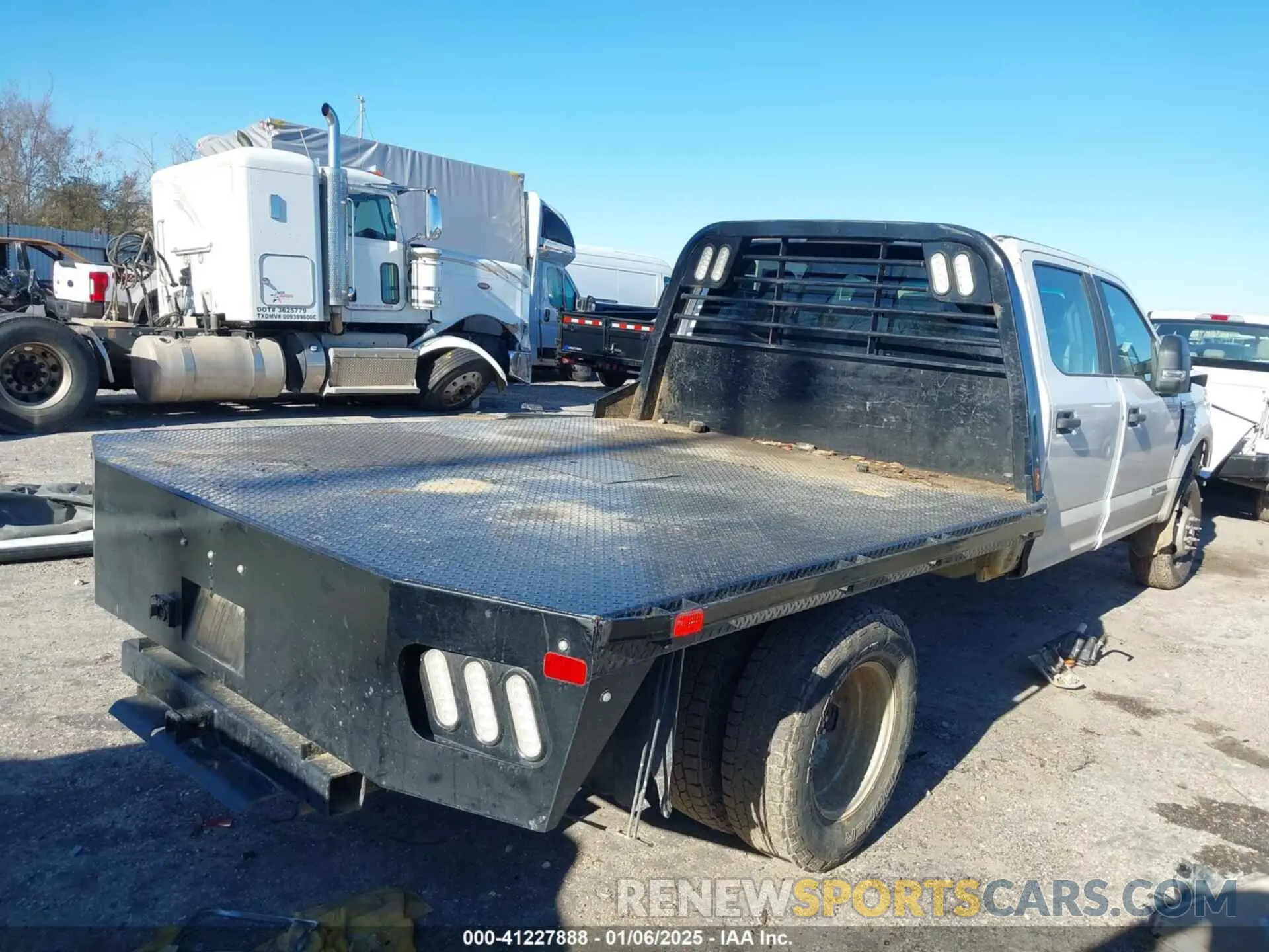 4 Photograph of a damaged car 1FD8W3HT6KEE14466 FORD F-350 CHASSIS 2019