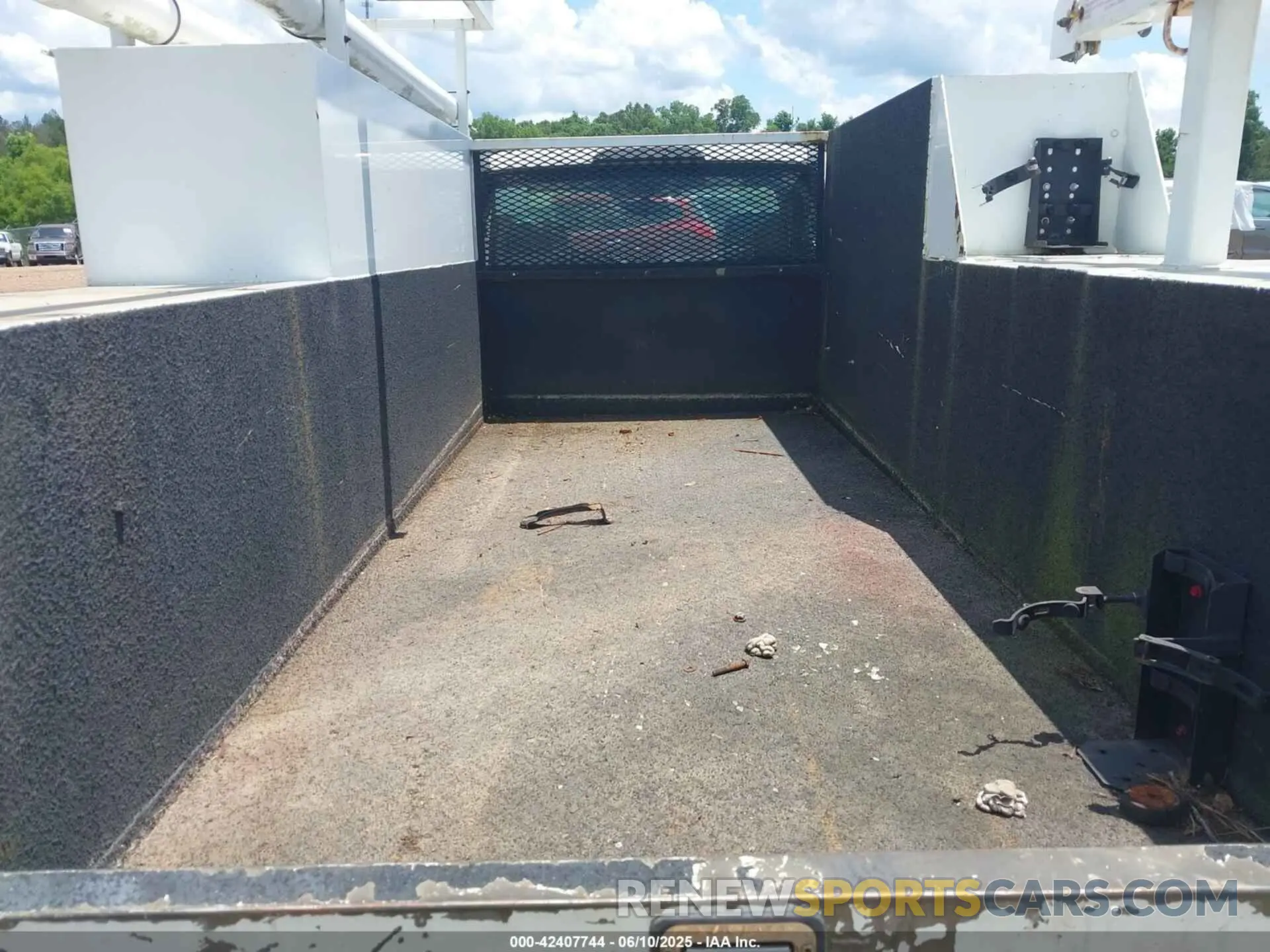 6 Photograph of a damaged car 1FDRF3G61KEC47465 FORD F-350 CHASSIS 2019