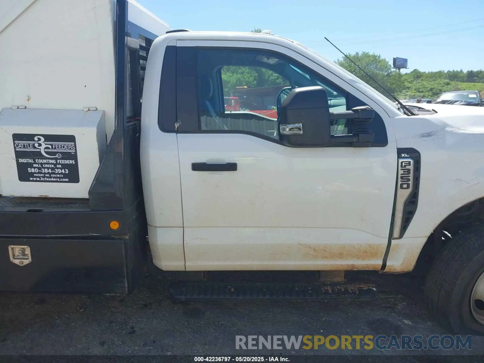 13 Photograph of a damaged car 1FDRF3HN2PDA11989 FORD F-350 CHASSIS 2023