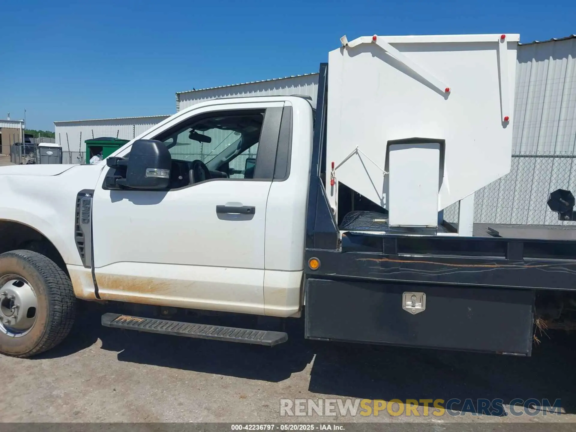 14 Photograph of a damaged car 1FDRF3HN2PDA11989 FORD F-350 CHASSIS 2023