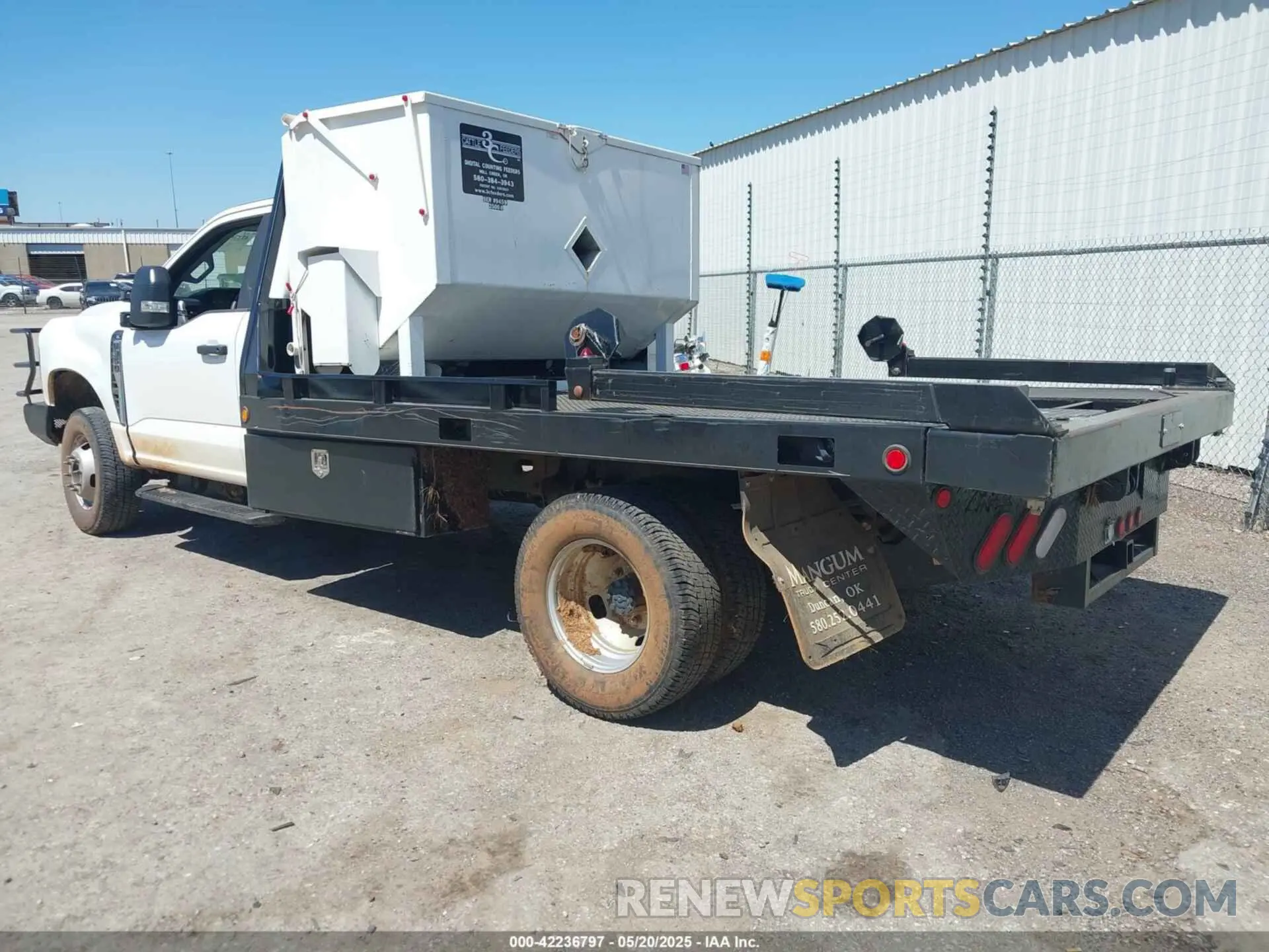 3 Photograph of a damaged car 1FDRF3HN2PDA11989 FORD F-350 CHASSIS 2023
