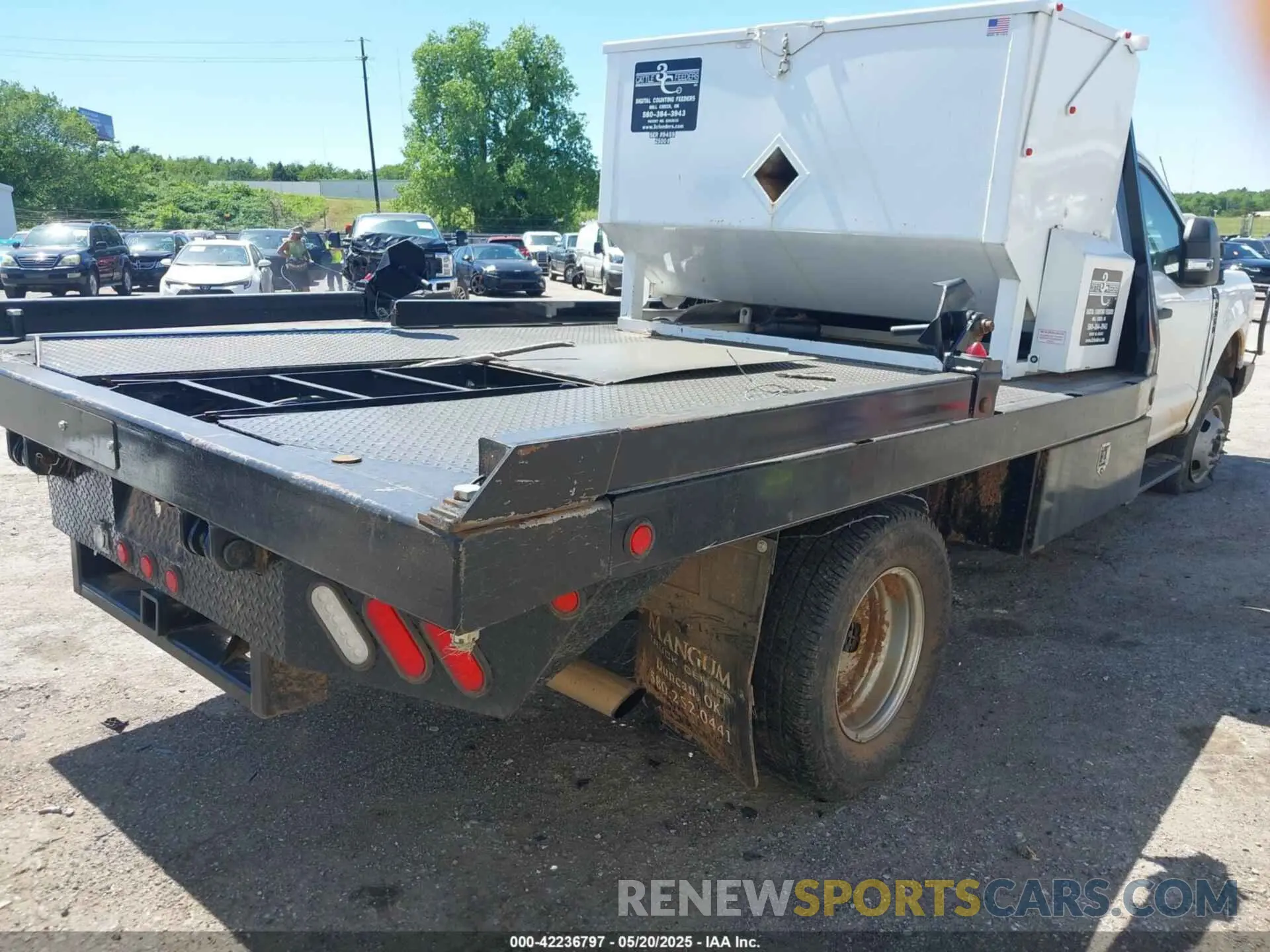 4 Photograph of a damaged car 1FDRF3HN2PDA11989 FORD F-350 CHASSIS 2023