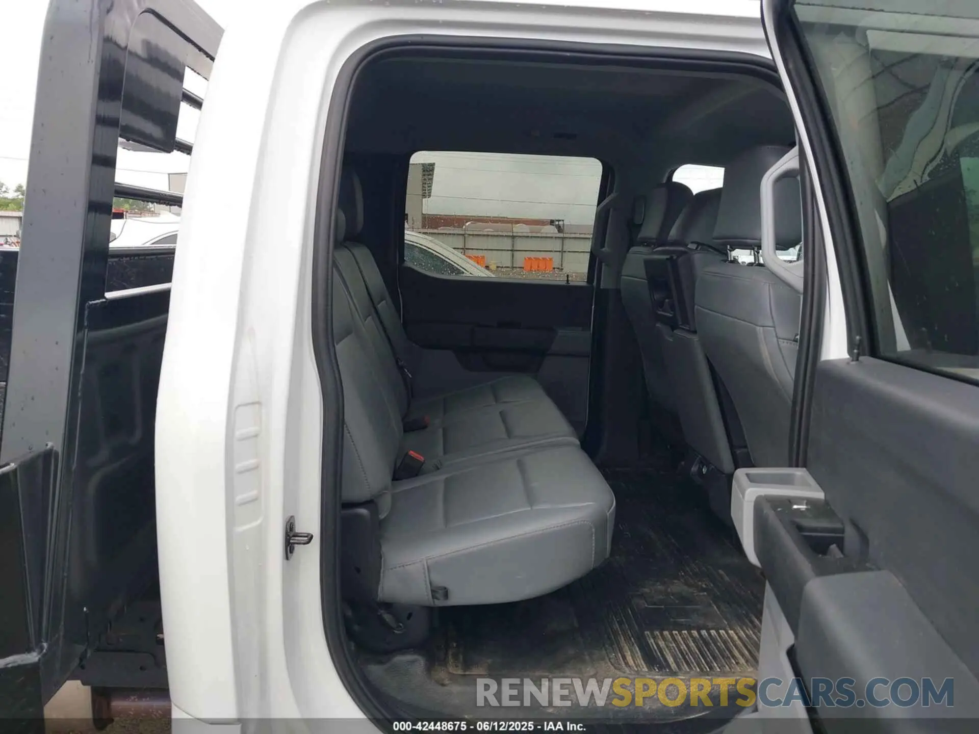 7 Photograph of a damaged car 1FD8W3HN5REF99413 FORD F-350 CHASSIS 2024