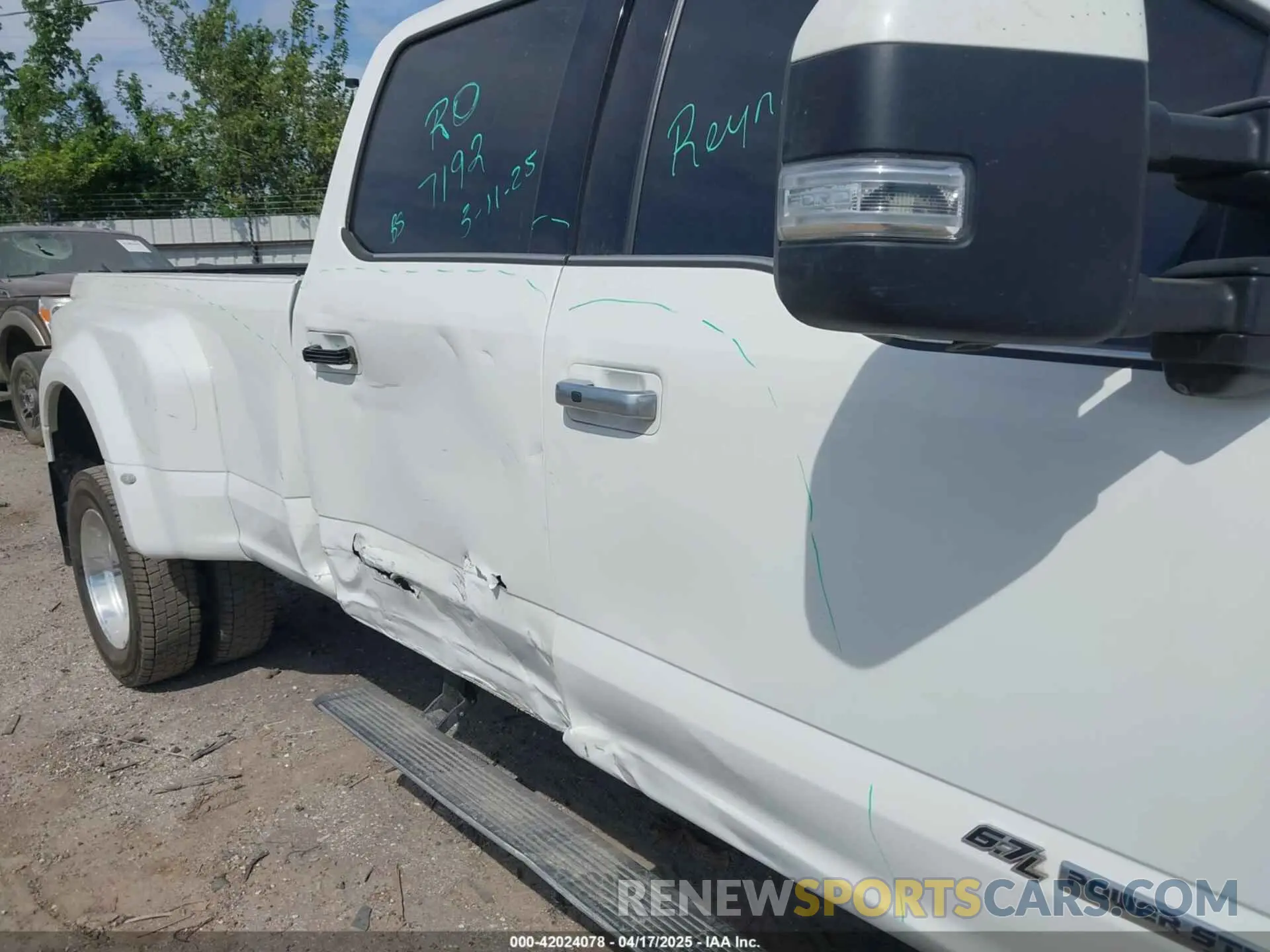 11 Photograph of a damaged car 1FT8W4DT8NED31741 FORD F-450 2022