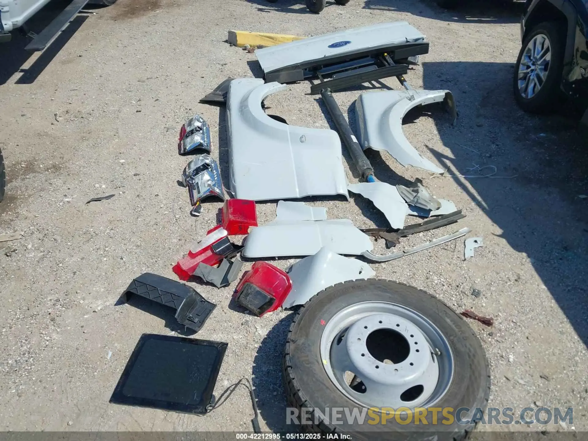 18 Photograph of a damaged car 1FT8W4DM0SEC38295 FORD F-450 2025