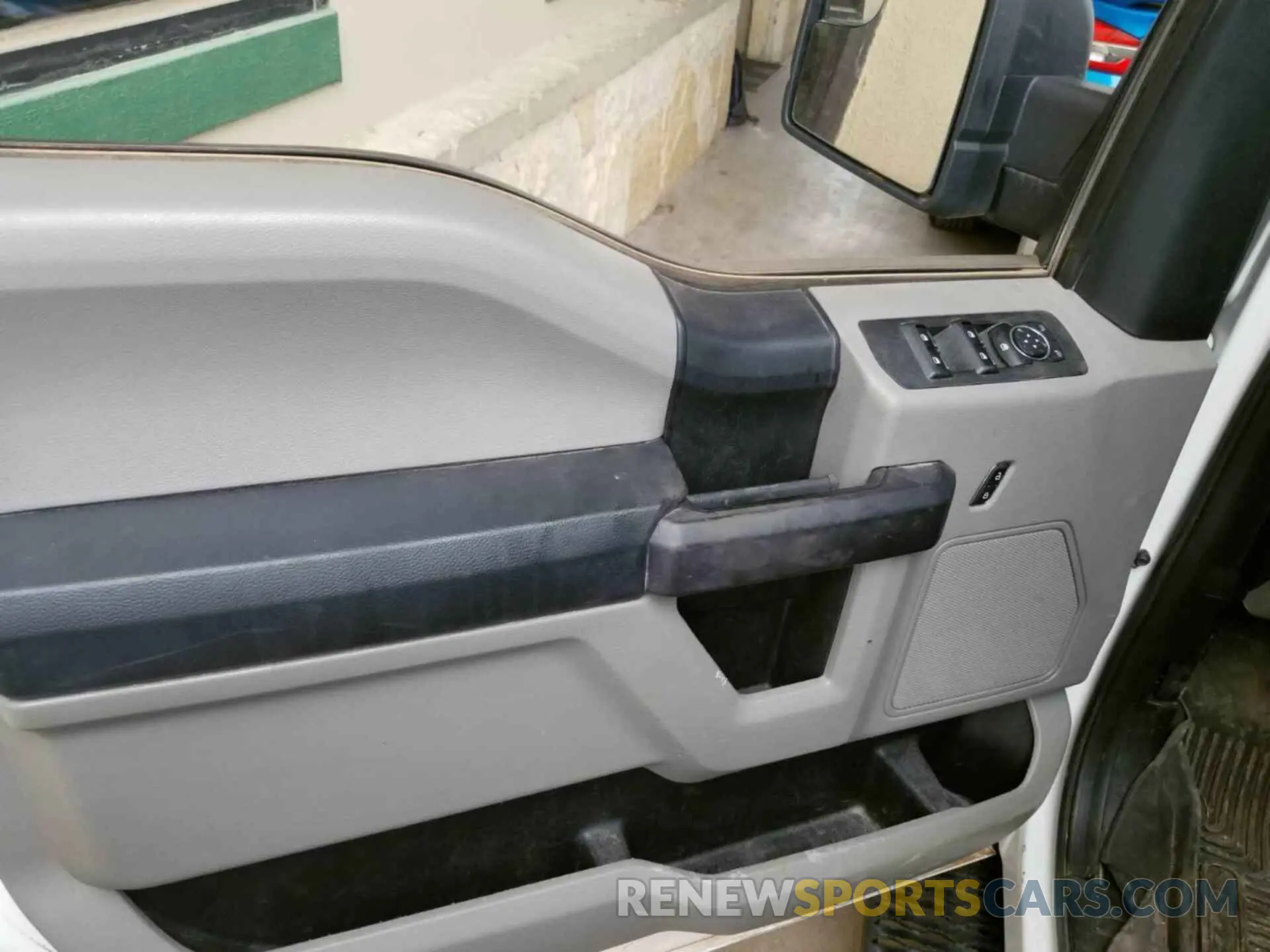 4 Photograph of a damaged car 1FTFW1E54KKE85396 FORD F150 2019