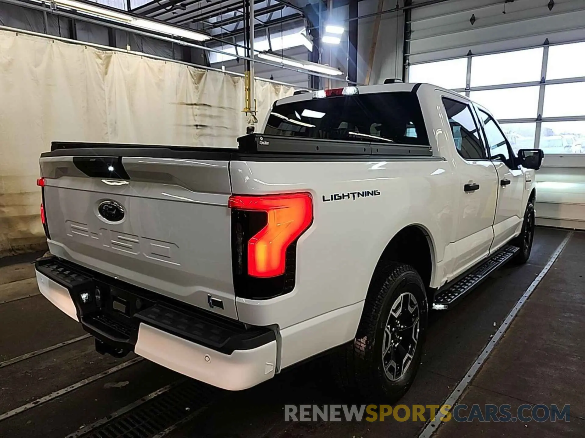 5 Фотография поврежденного автомобиля 1FT6W1EV1PWG31043 FORD F150 2023