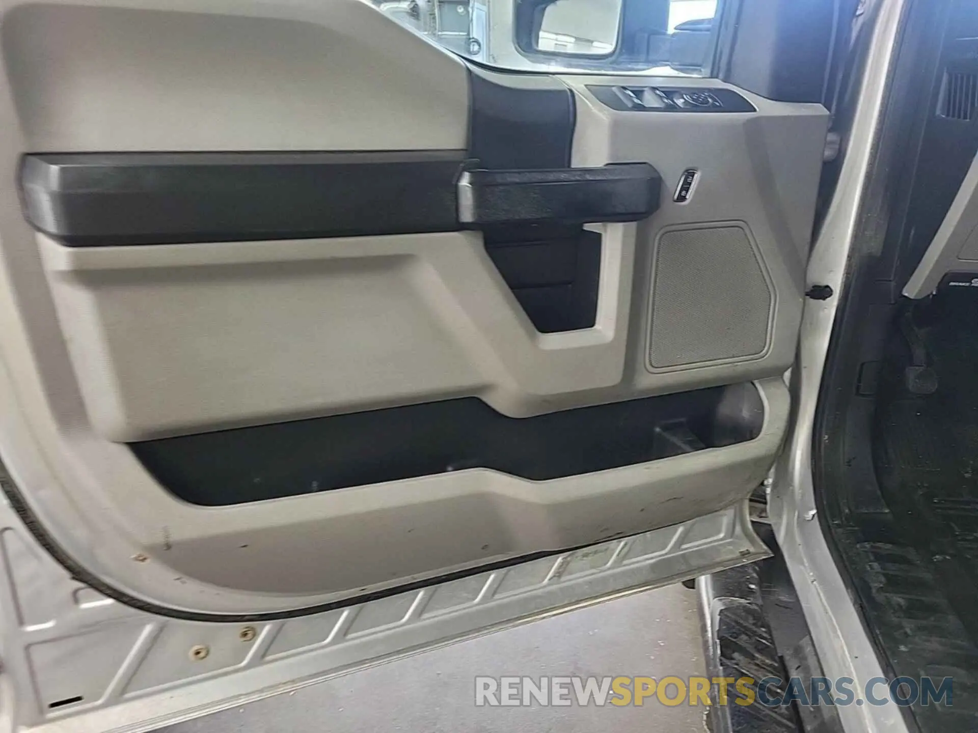 4 Photograph of a damaged car 1FT7W2B64KEF83432 FORD F250 2019