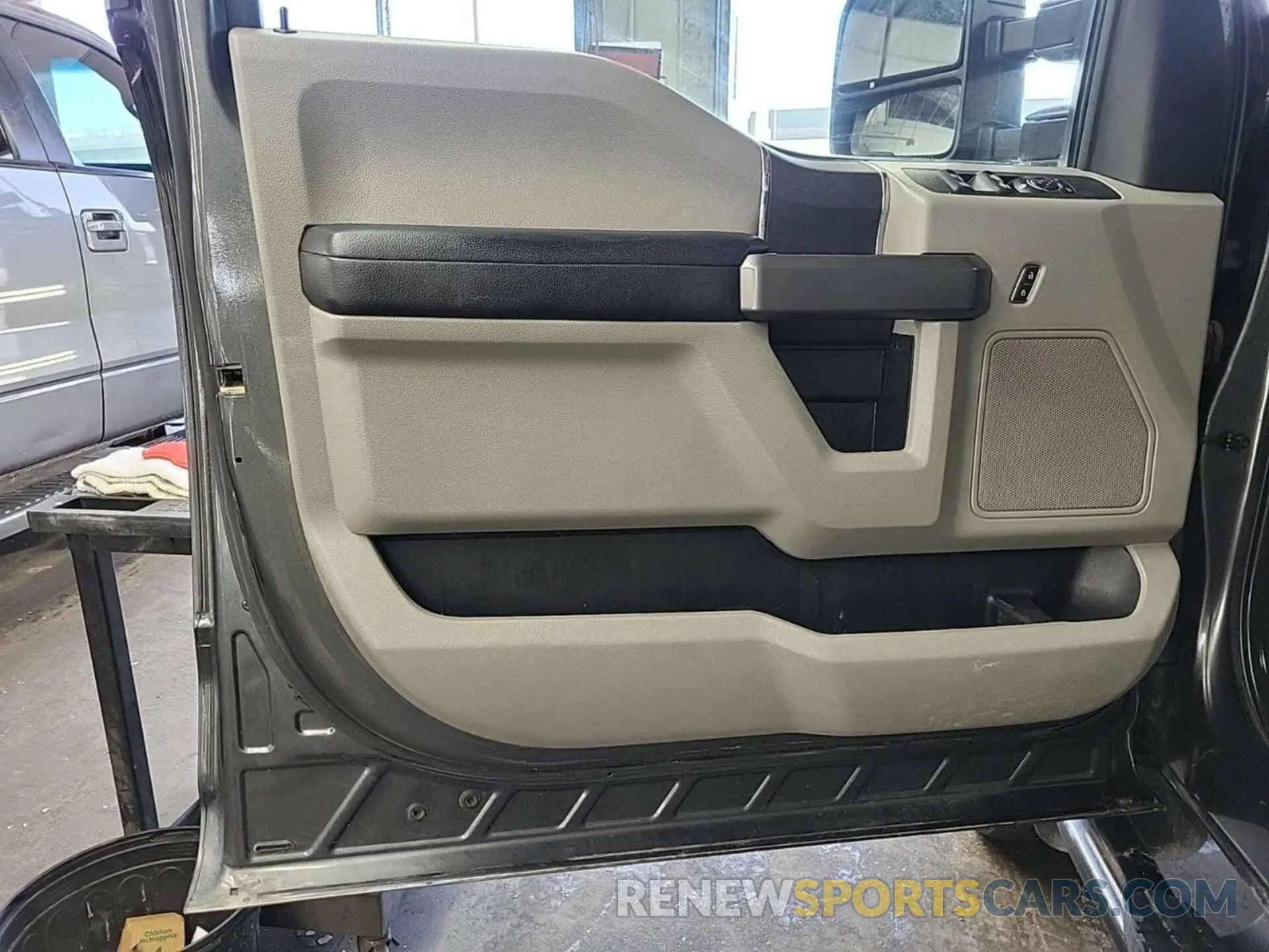 8 Photograph of a damaged car 1FT7W2B67KEE26641 FORD F250 2019