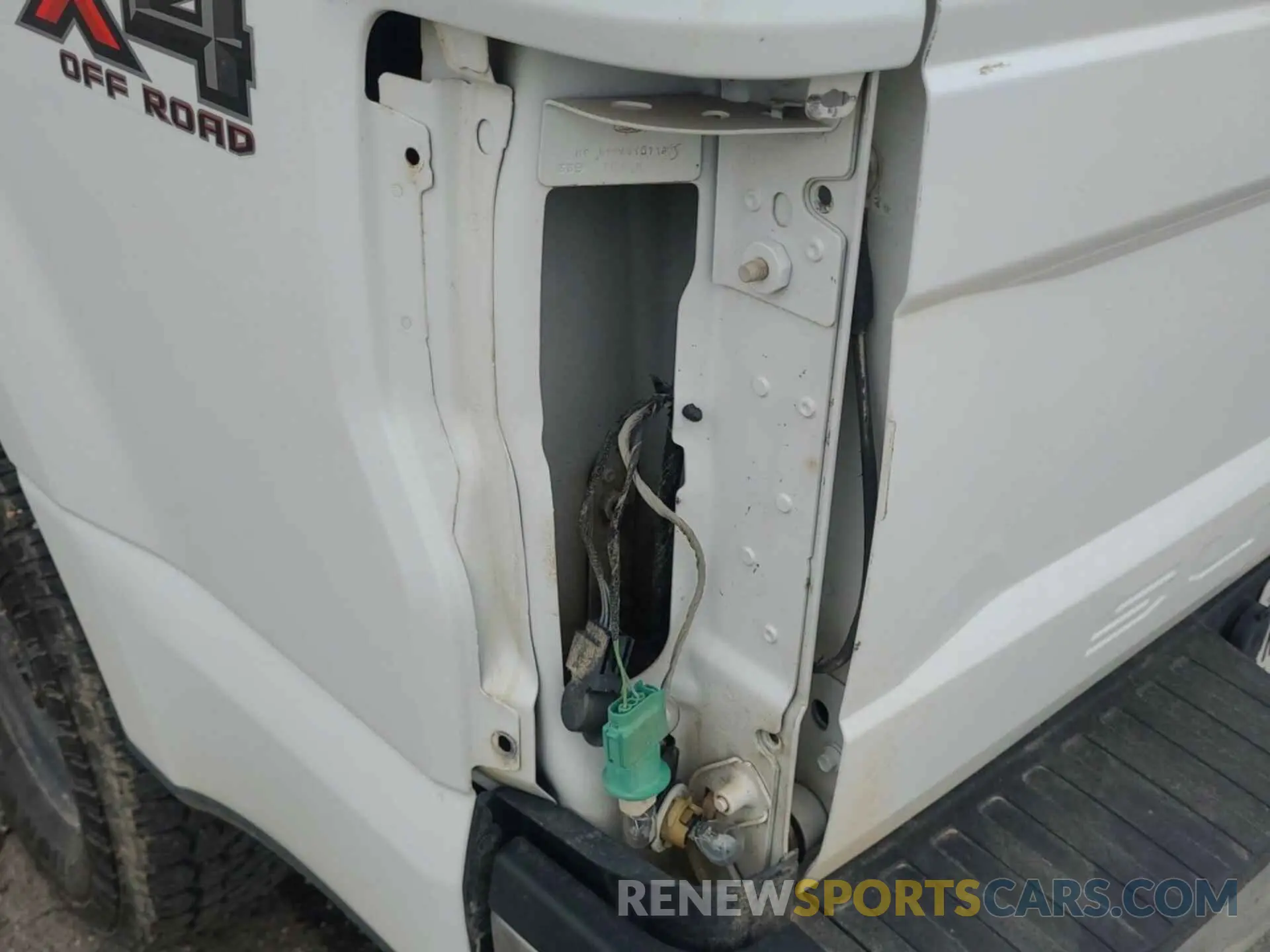 32 Photograph of a damaged car 1FT7W2BT4KEC45387 FORD F250 2019