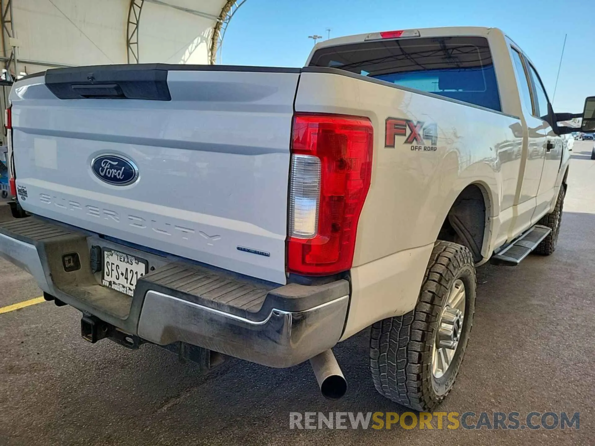 18 Photograph of a damaged car 1FT7X2B66KEF57461 FORD F250 2019