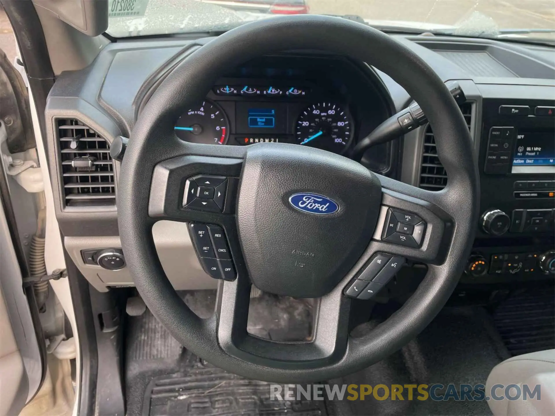 29 Photograph of a damaged car 1FT8X3B62KEC81418 FORD F350 2019