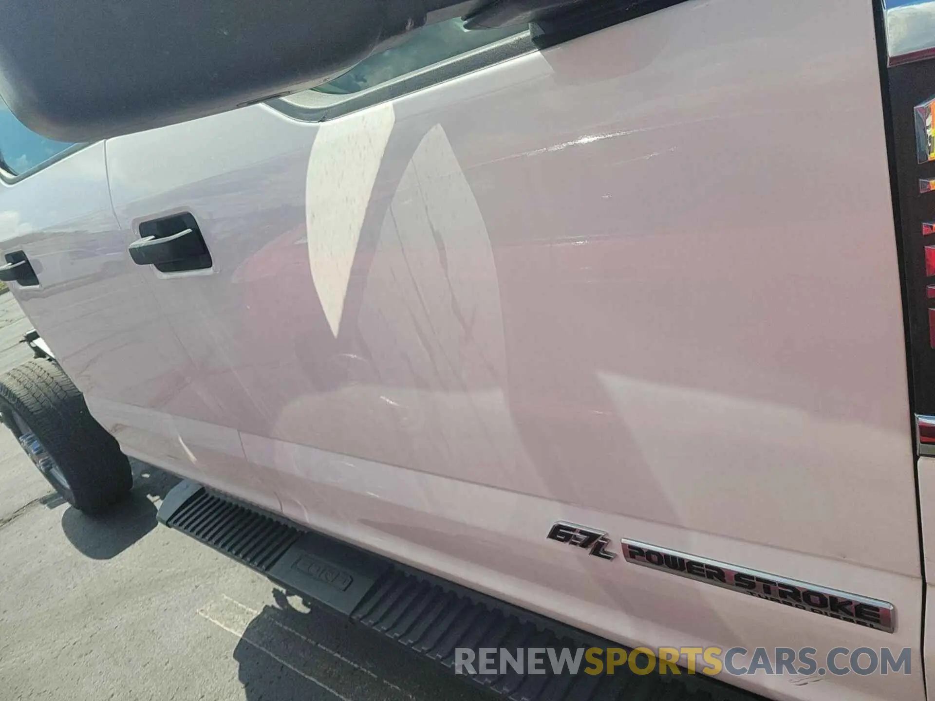 18 Photograph of a damaged car 1FT8W3BTXMEC12343 FORD F350 2021