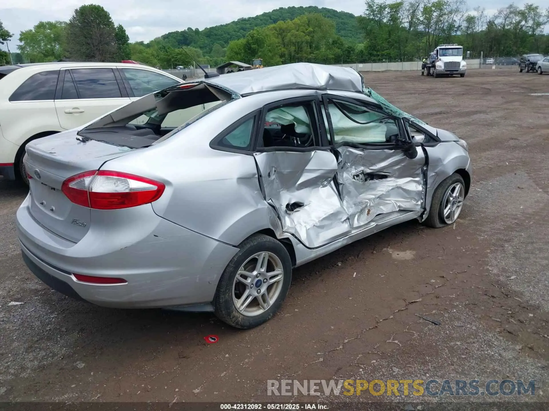 4 Фотография поврежденного автомобиля 3FADP4BJ1KM104464 FORD FIESTA 2019