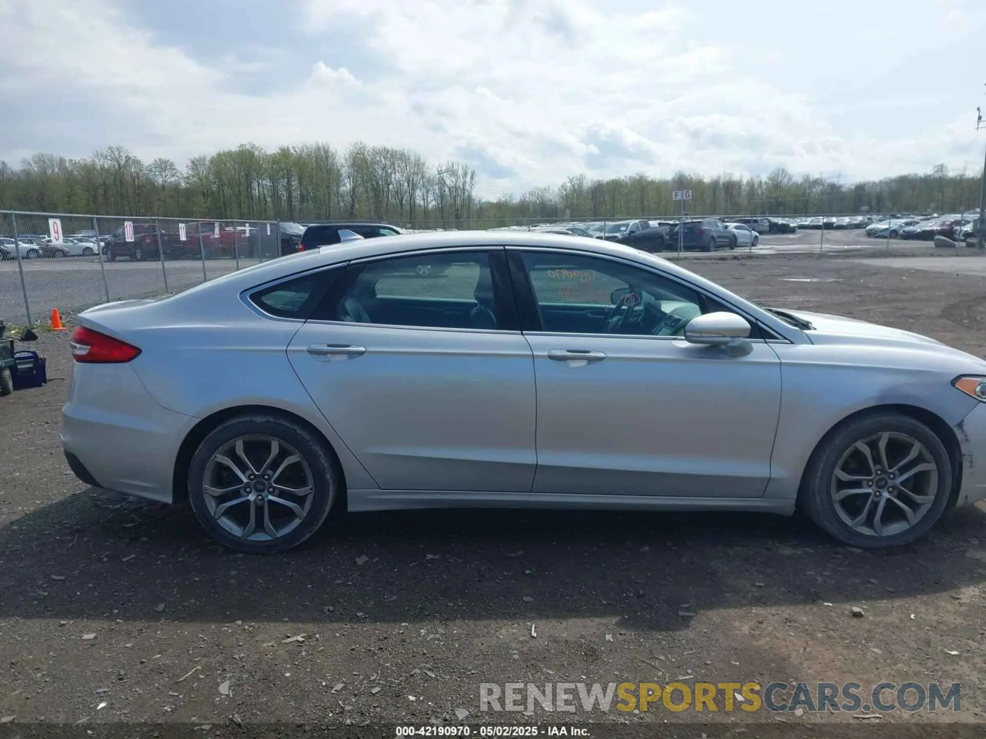 13 Photograph of a damaged car 3FA6P0CD0KR238301 FORD FUSION 2019