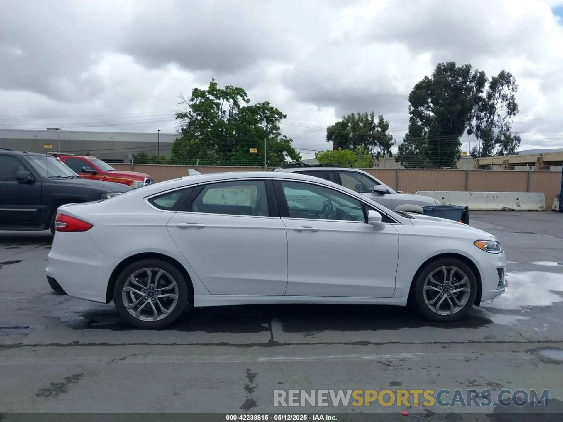 13 Photograph of a damaged car 3FA6P0CD5KR202264 FORD FUSION 2019