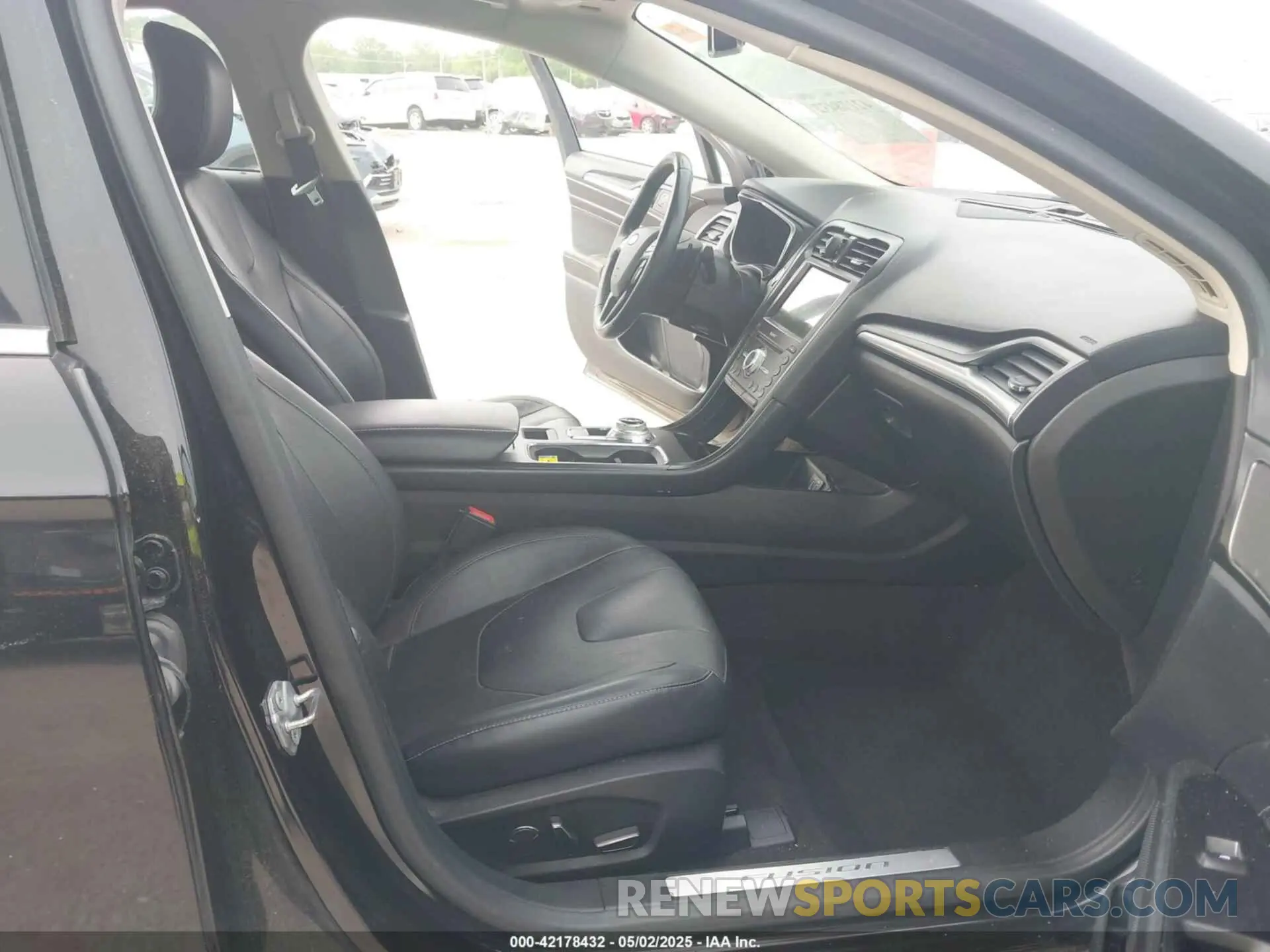 5 Photograph of a damaged car 3FA6P0D93KR221552 FORD FUSION 2019