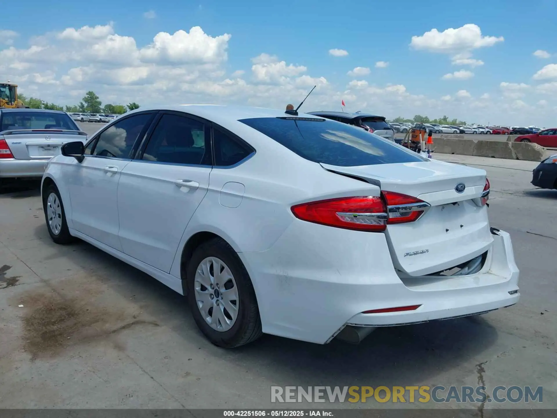 3 Фотография поврежденного автомобиля 3FA6P0G71KR282537 FORD FUSION 2019
