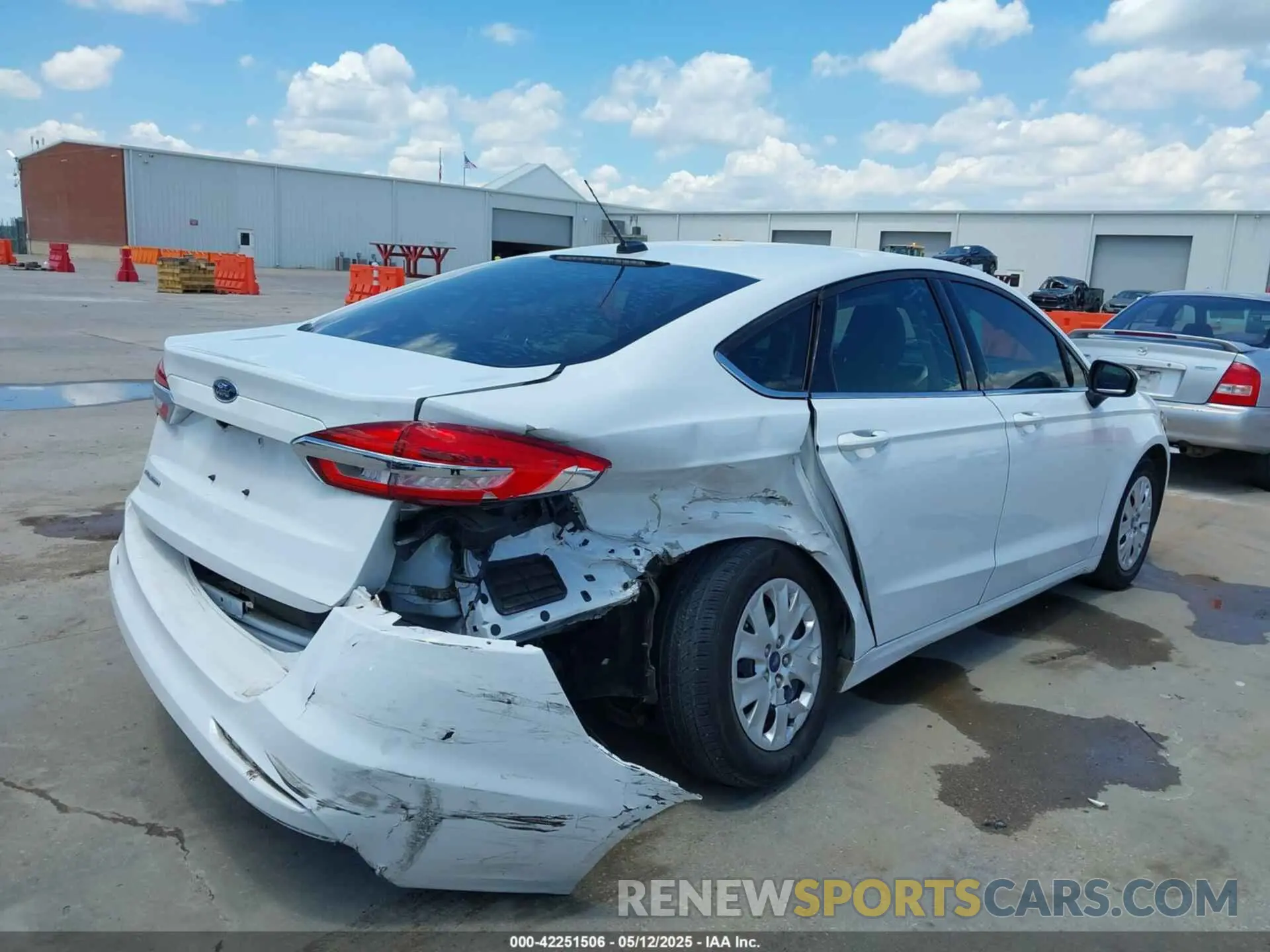 4 Фотография поврежденного автомобиля 3FA6P0G71KR282537 FORD FUSION 2019