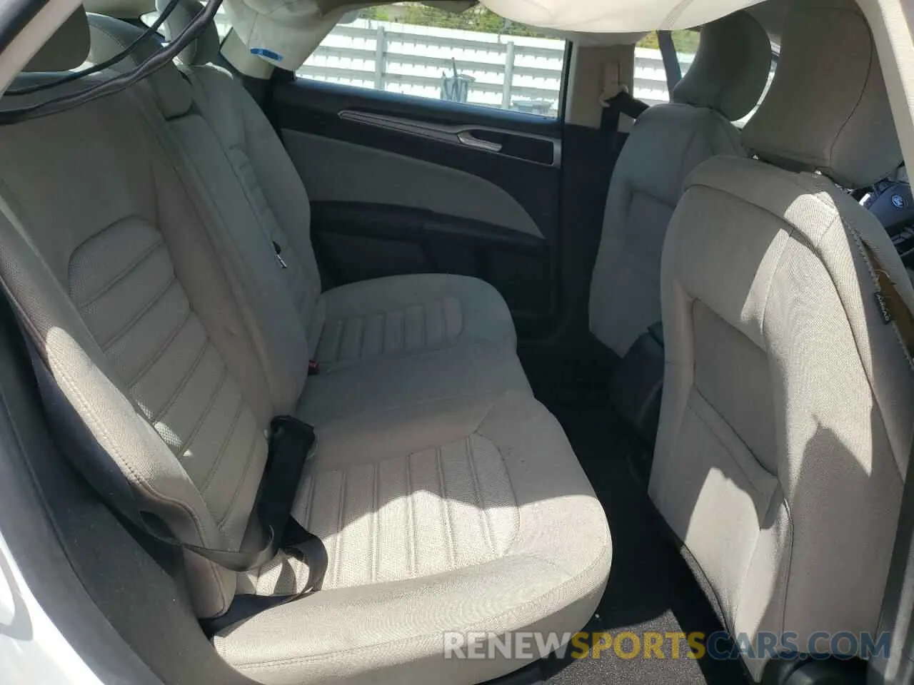10 Фотография поврежденного автомобиля 3FA6P0G76KR229610 FORD FUSION 2019