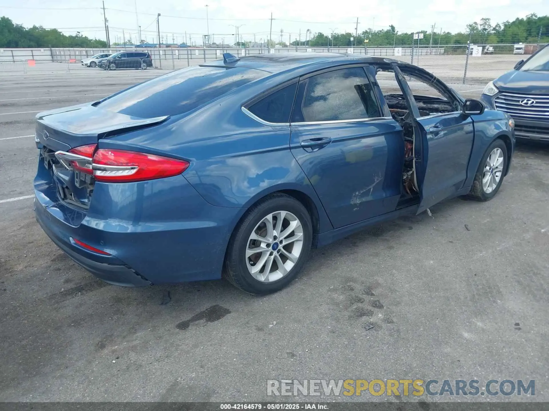 4 Фотография поврежденного автомобиля 3FA6P0H75KR123261 FORD FUSION 2019