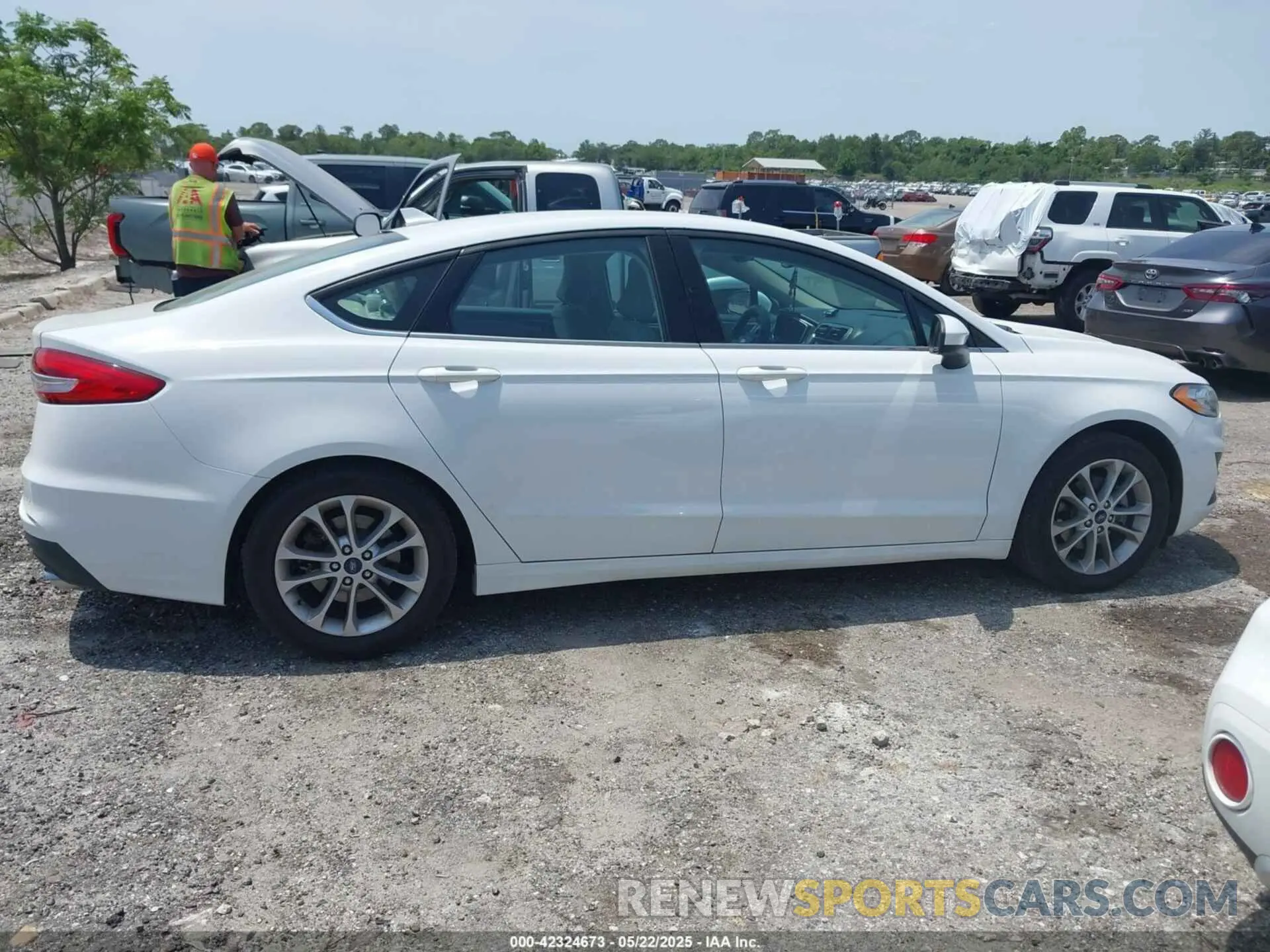 13 Photograph of a damaged car 3FA6P0HD0KR145819 FORD FUSION 2019