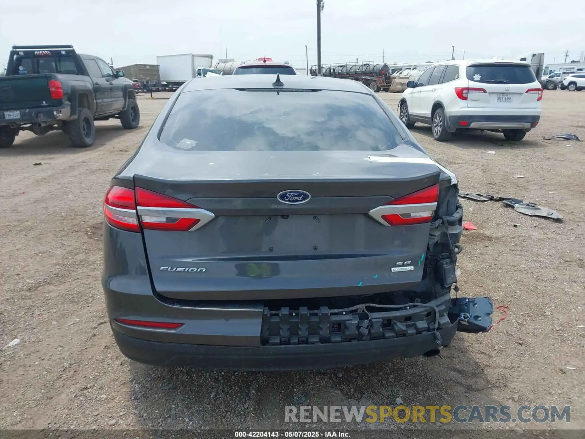17 Photograph of a damaged car 3FA6P0HD1KR170552 FORD FUSION 2019