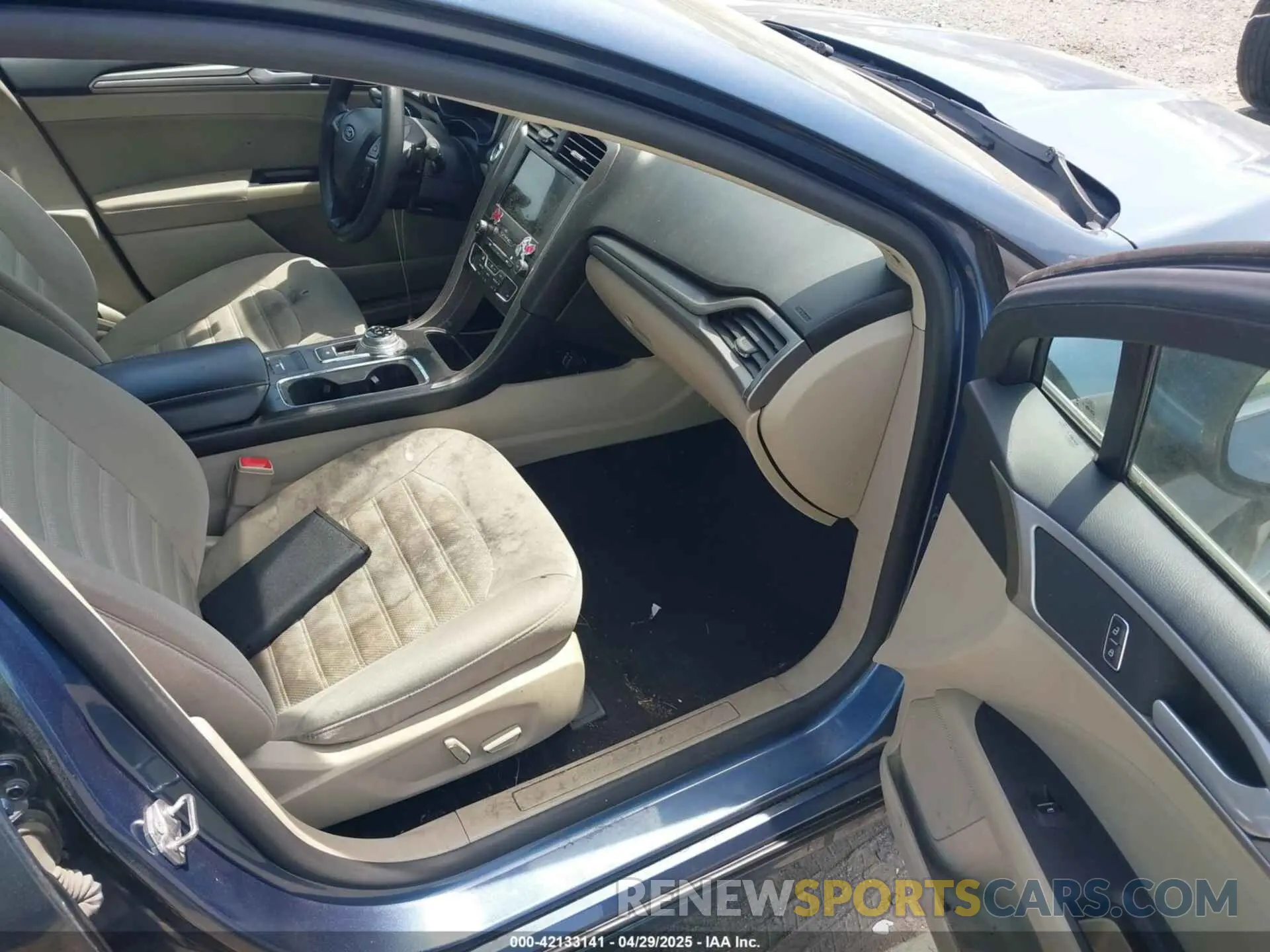 5 Photograph of a damaged car 3FA6P0HD2KR126379 FORD FUSION 2019