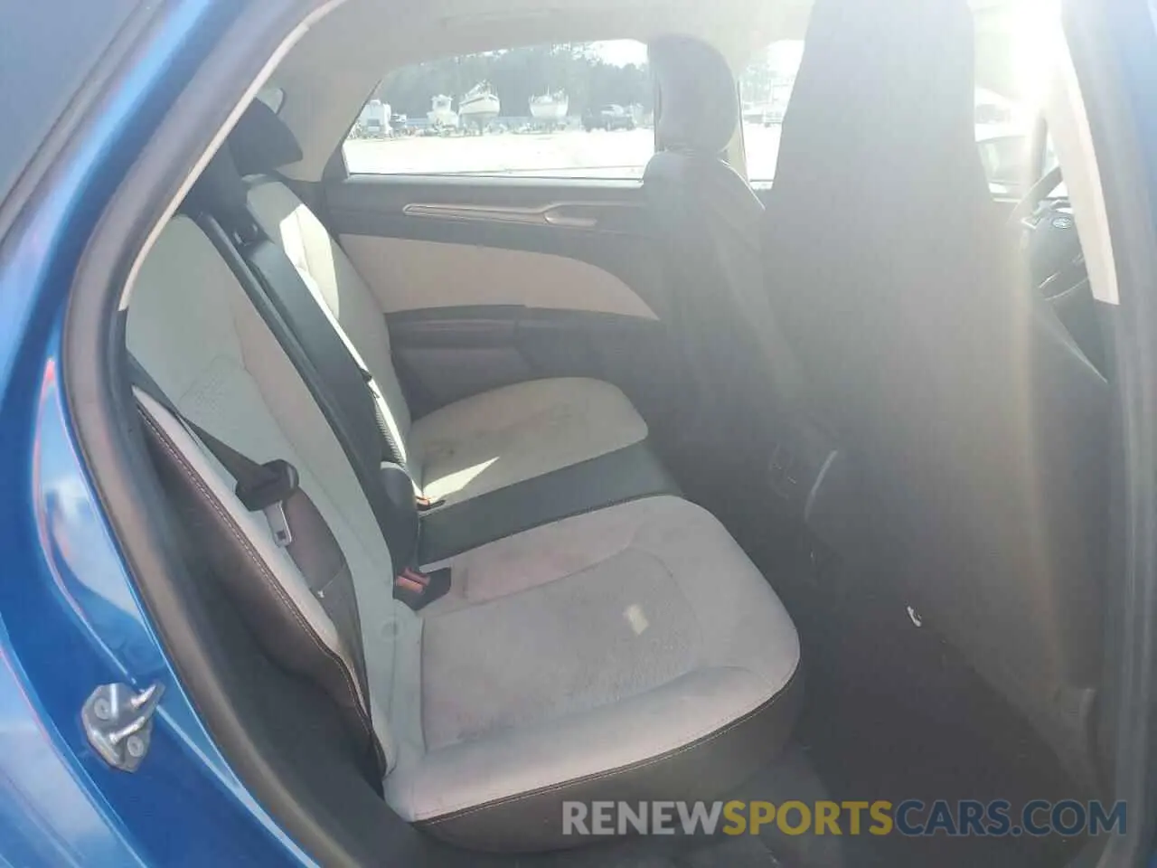 10 Photograph of a damaged car 3FA6P0HD2KR193449 FORD FUSION 2019