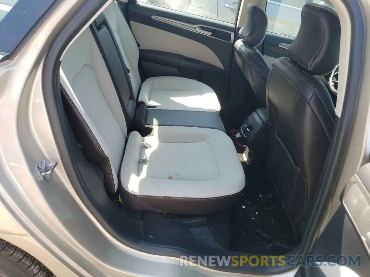 10 Photograph of a damaged car 3FA6P0HD3KR172819 FORD FUSION 2019