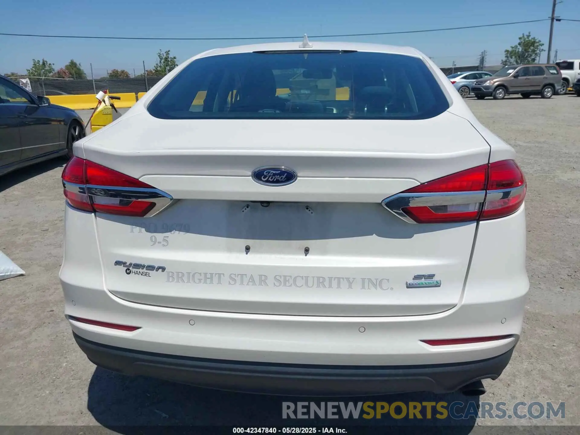 16 Photograph of a damaged car 3FA6P0HD5KR179335 FORD FUSION 2019