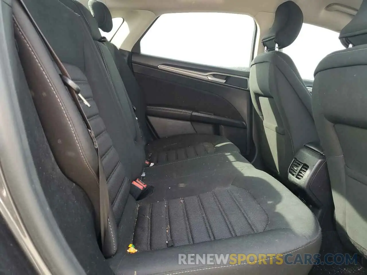 10 Photograph of a damaged car 3FA6P0HD5KR203486 FORD FUSION 2019