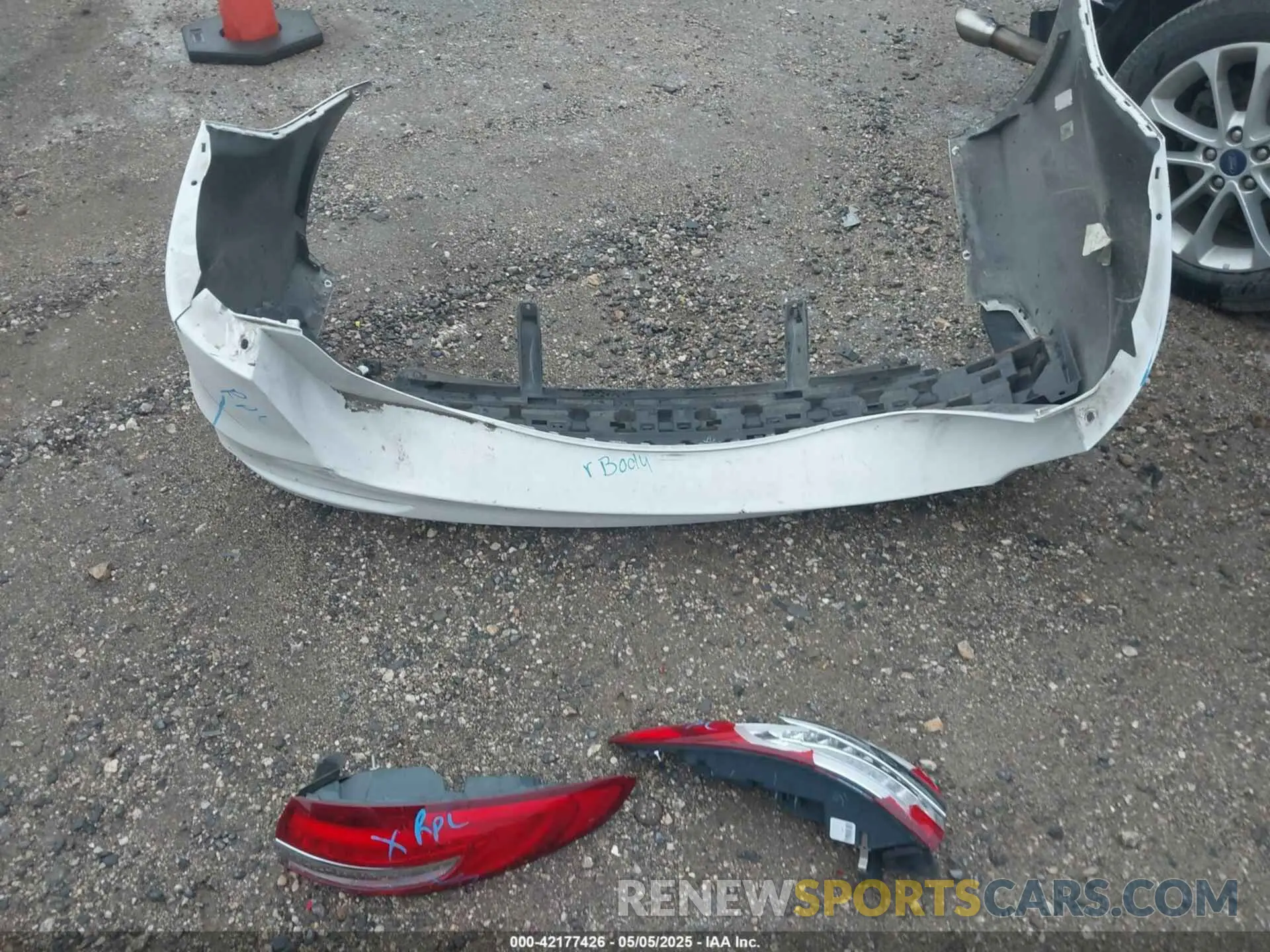 12 Photograph of a damaged car 3FA6P0HD7KR103180 FORD FUSION 2019