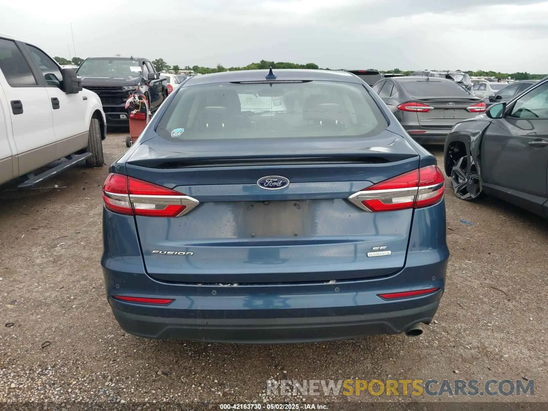 16 Photograph of a damaged car 3FA6P0HD8KR170032 FORD FUSION 2019