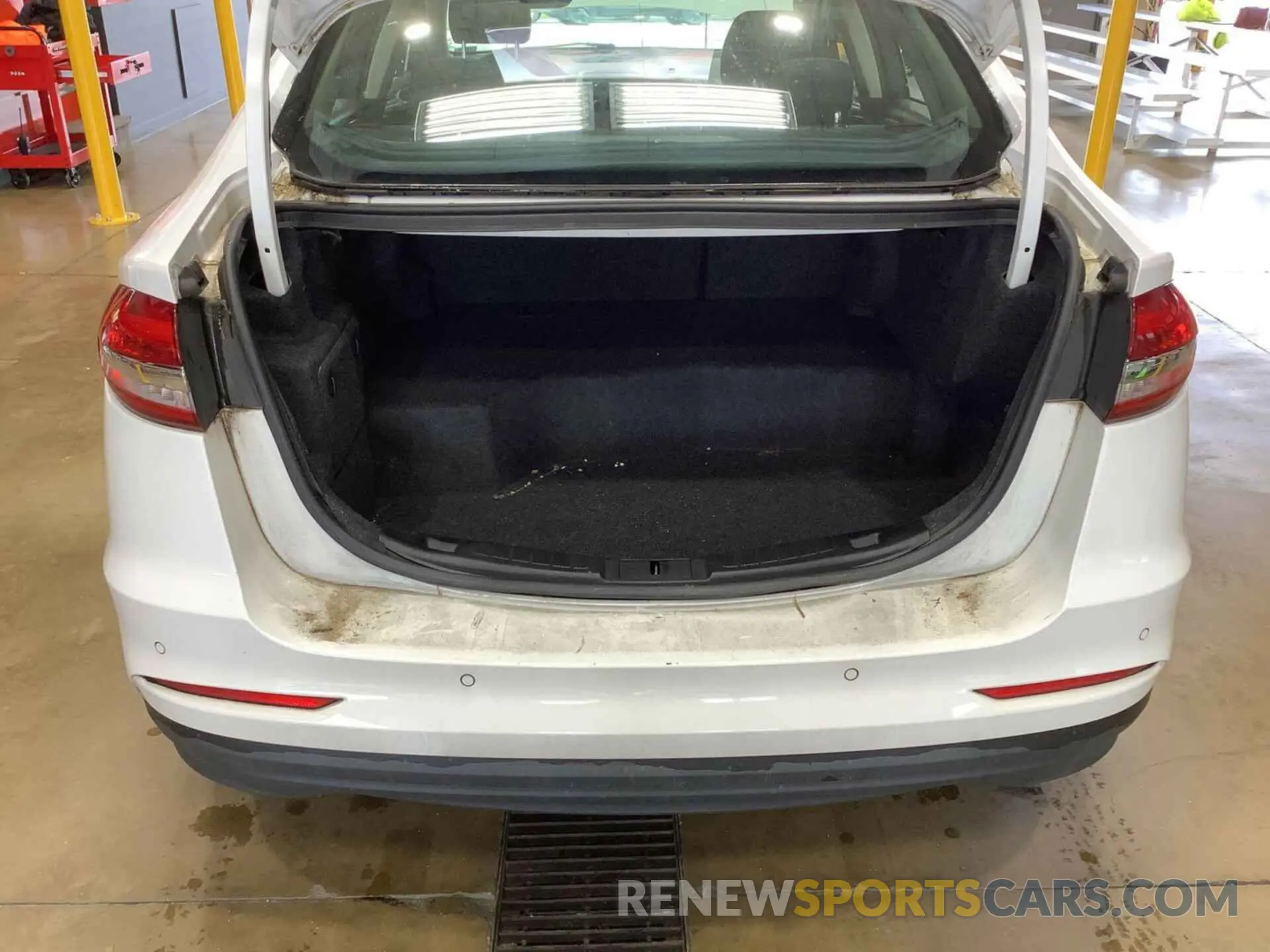 14 Photograph of a damaged car 3FA6P0LU0KR285585 FORD FUSION 2019