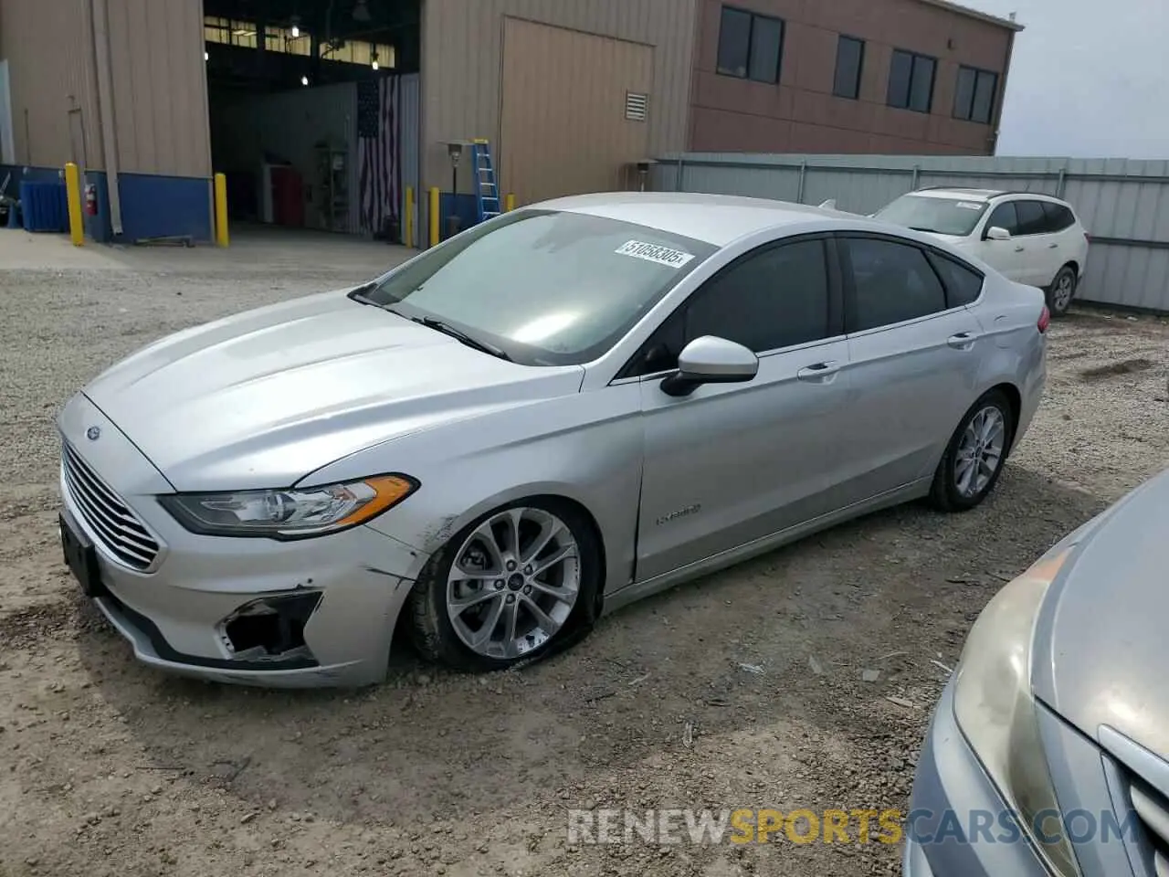 1 Фотография поврежденного автомобиля 3FA6P0LU1KR272571 FORD FUSION 2019
