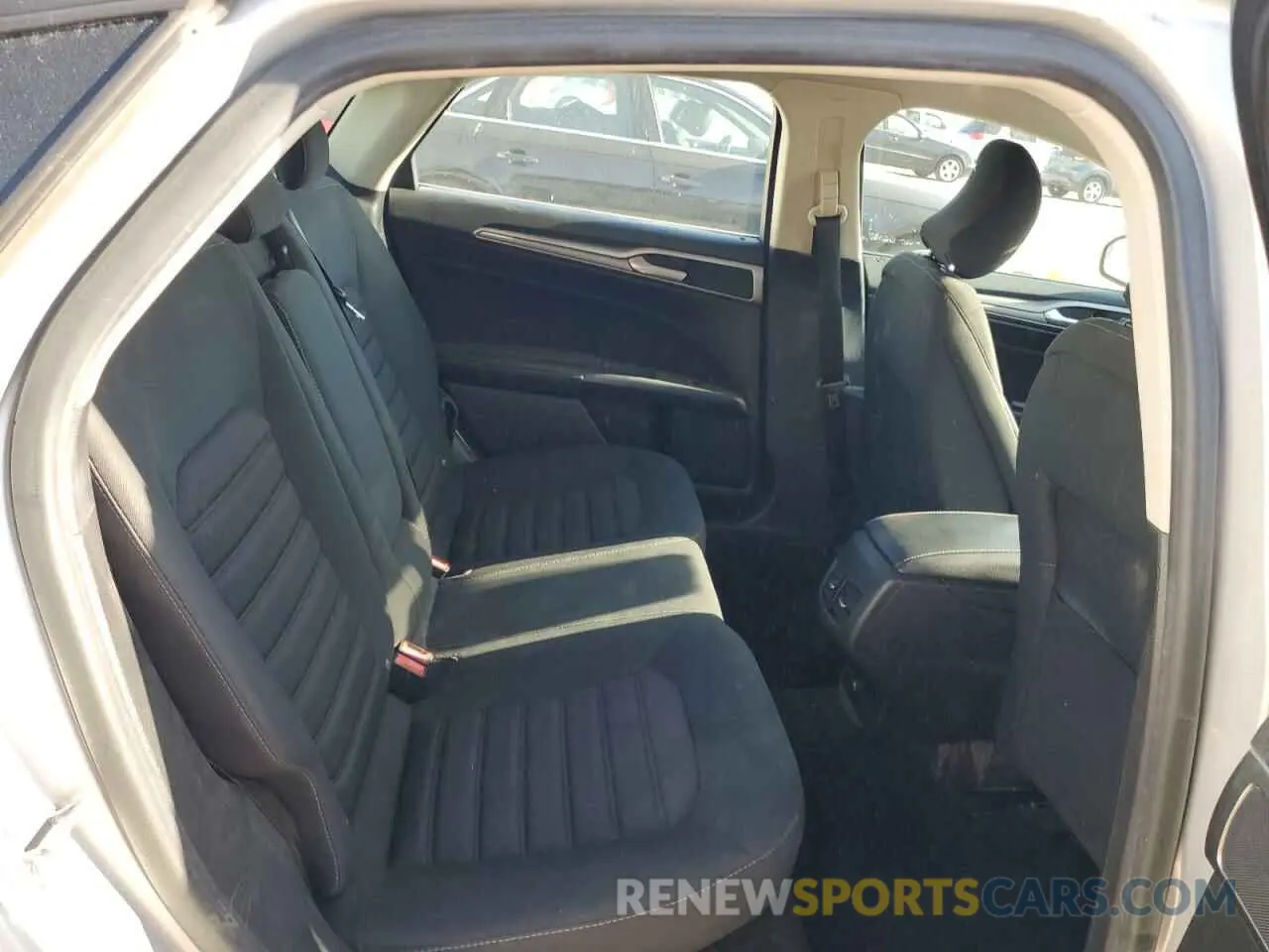 10 Photograph of a damaged car 3FA6P0LU2KR121335 FORD FUSION 2019