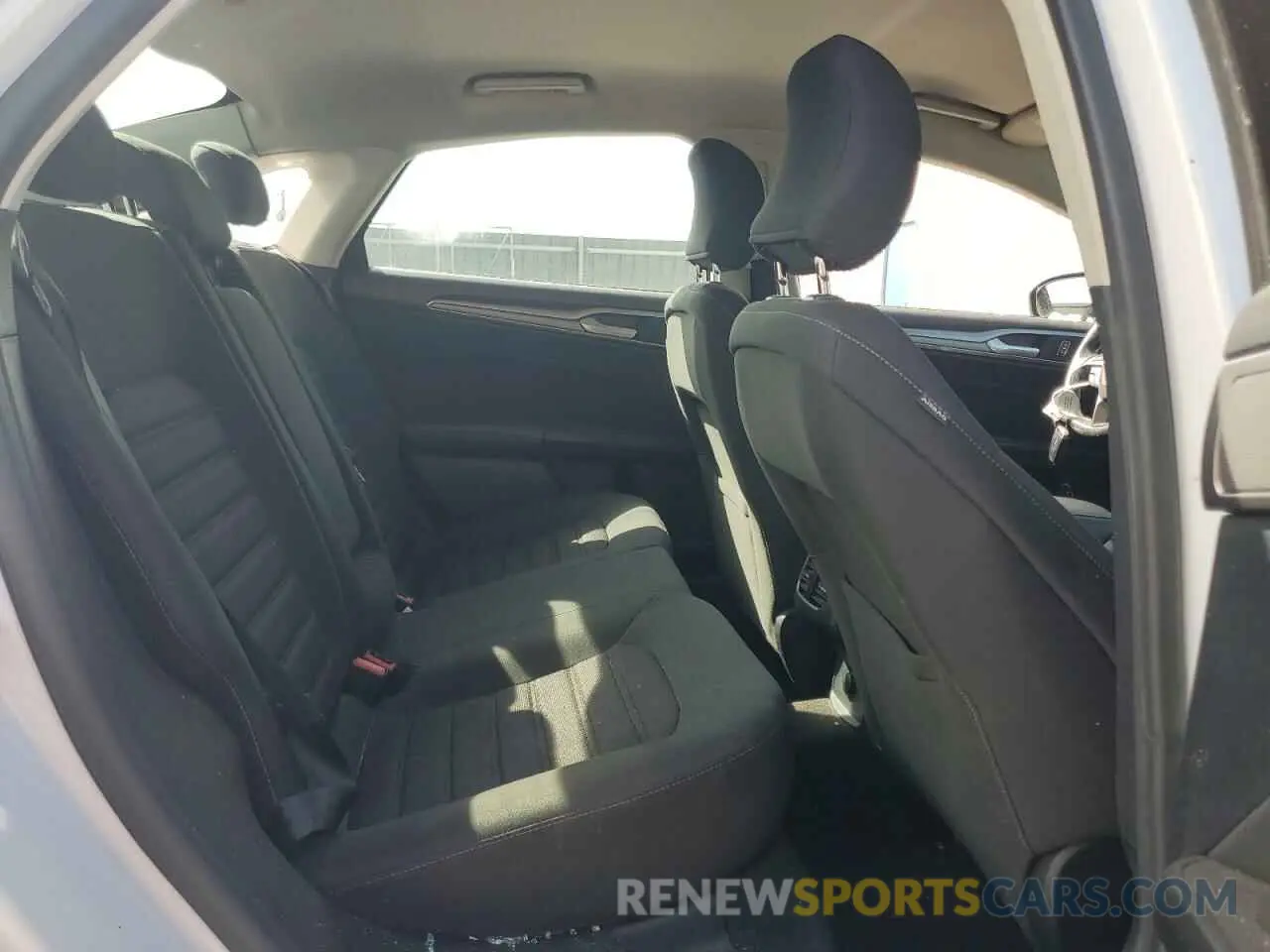 10 Photograph of a damaged car 3FA6P0LU2KR261627 FORD FUSION 2019